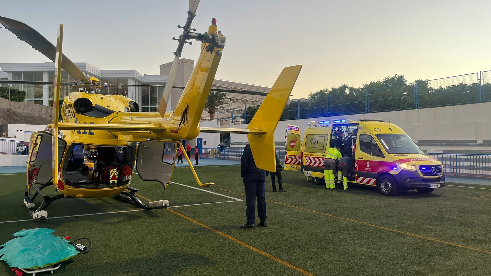 Los servicios de emergencias de Canarias atienden a una de las personas arrastradas por un golpe de mar