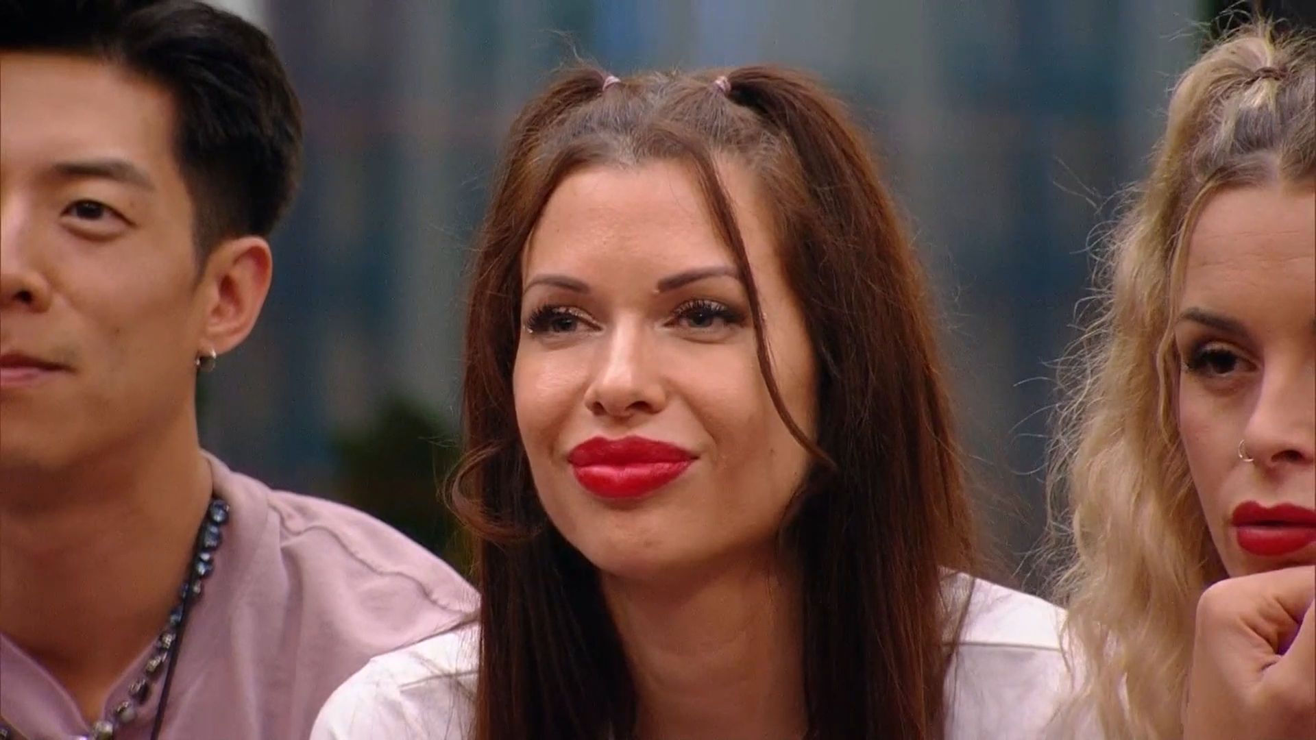 Patricia escuchando a sus compañeros