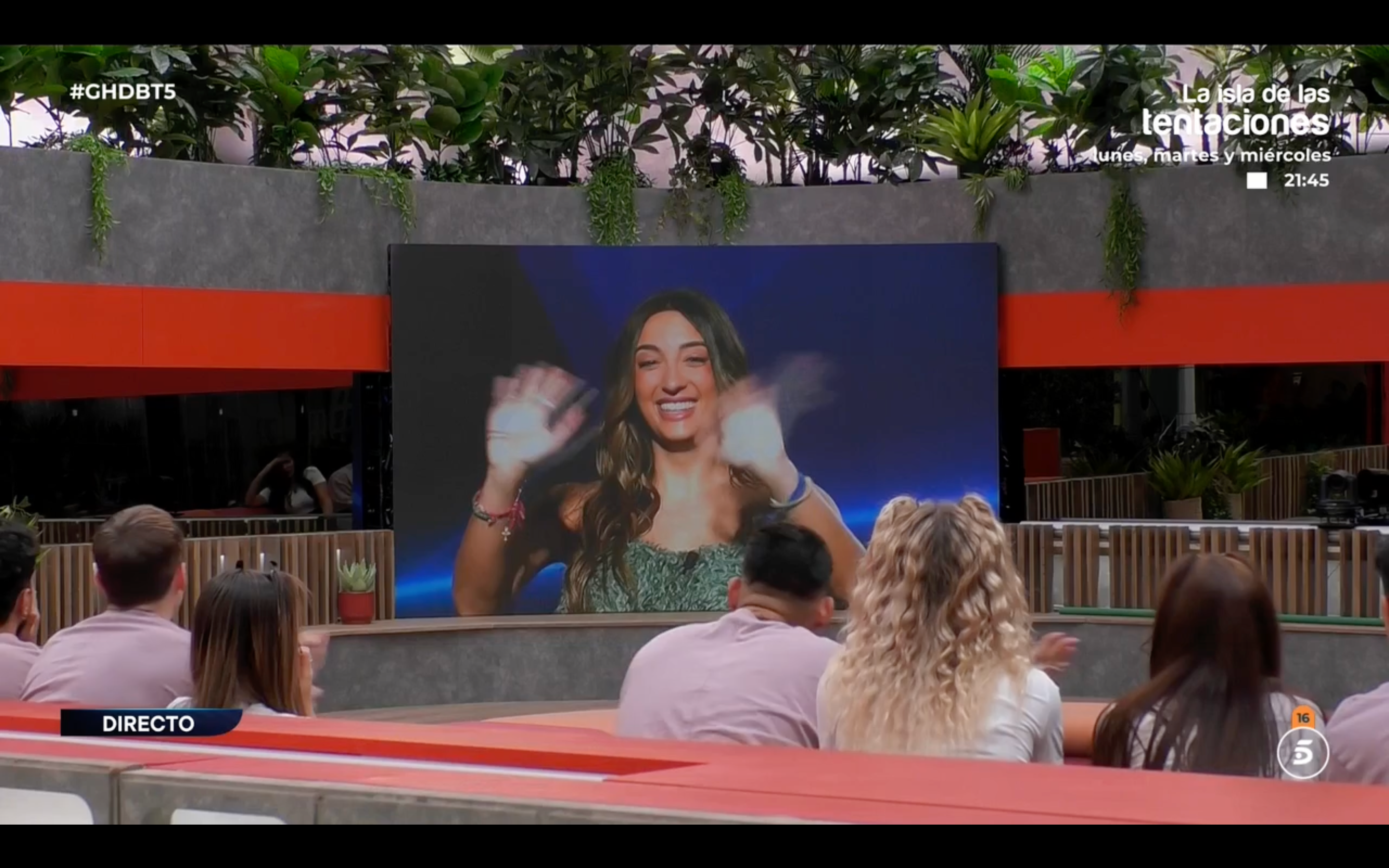 Paula se despide de sus compañeros