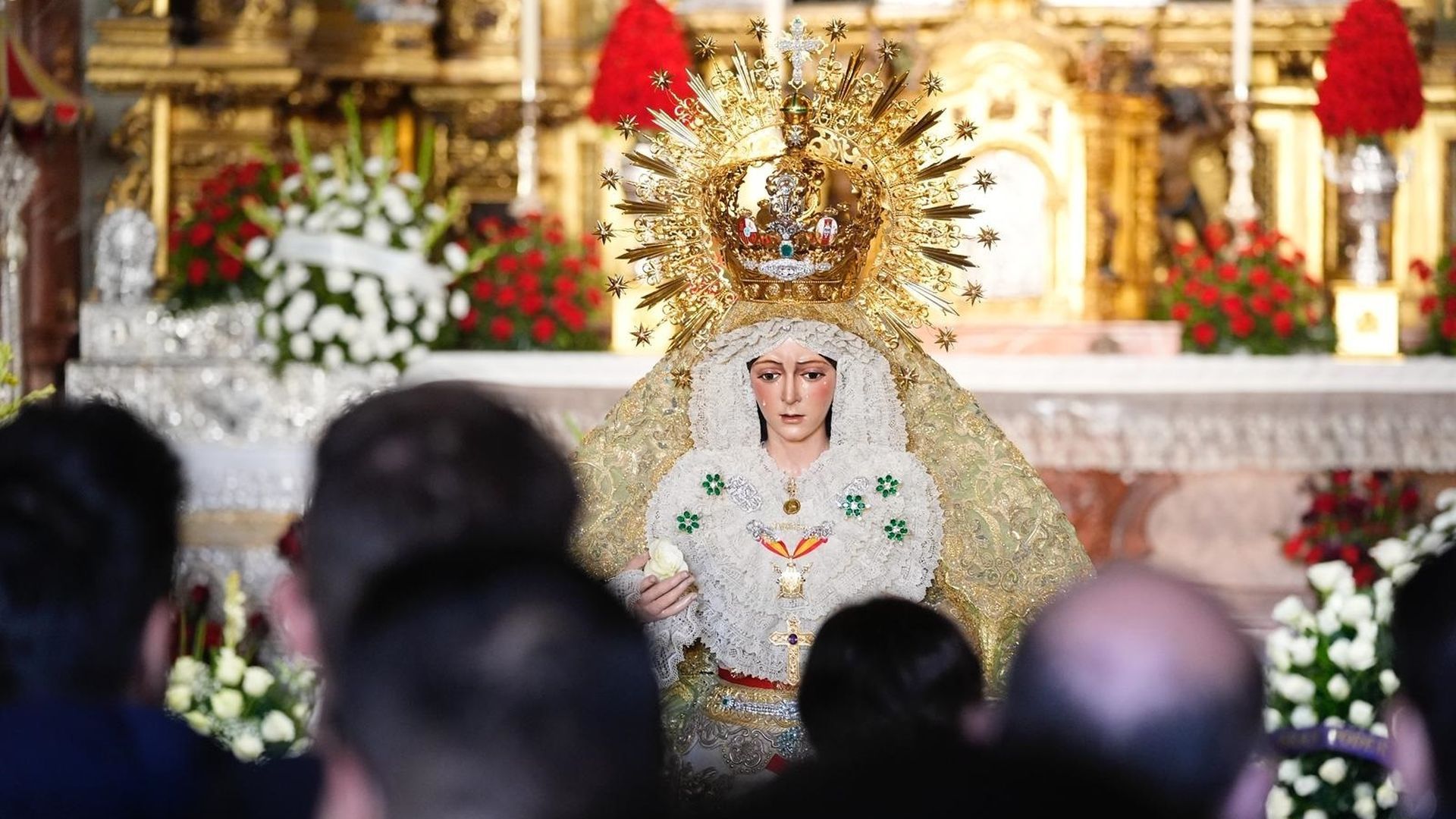 Primer plano del rostro de la Esperanza Macarena, rodeada este lunes de cientos de fieles tras su reposición al culto a la conclusión de la restauración por Pedro Manzano.