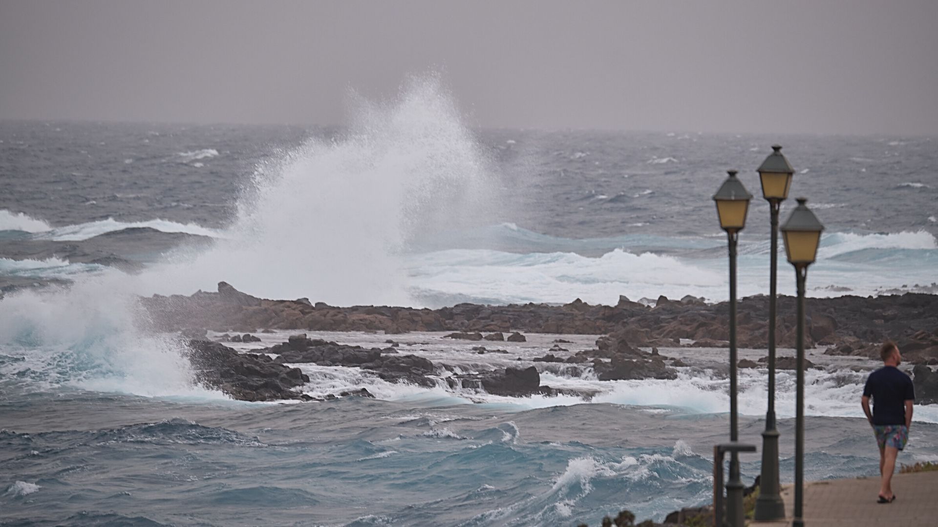 Rescatan a dos hombres tras ser arrastrados por un golpe de mar en Lanzarote: uno de ellos, en estado crítico