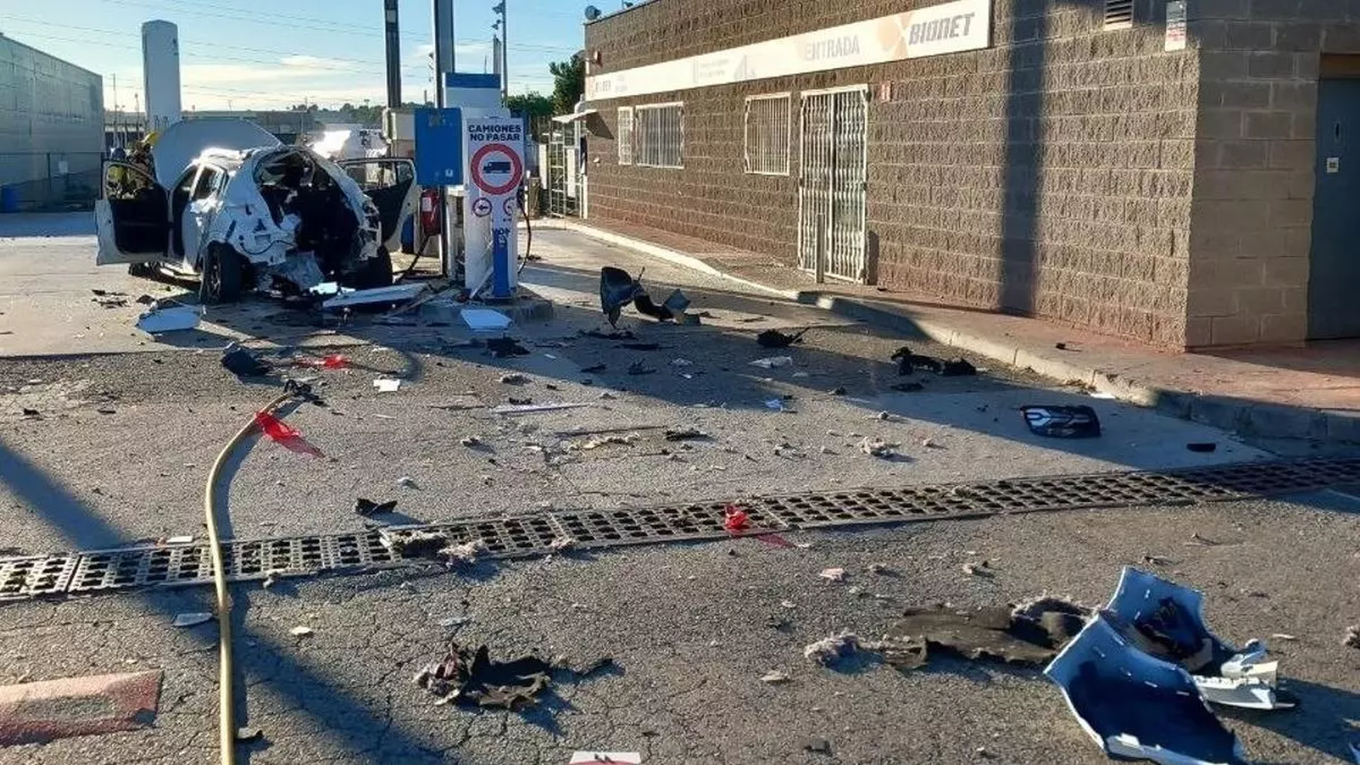 Un menor resulta herido grave en la explosión de un coche en una gasolinera de Tarragona