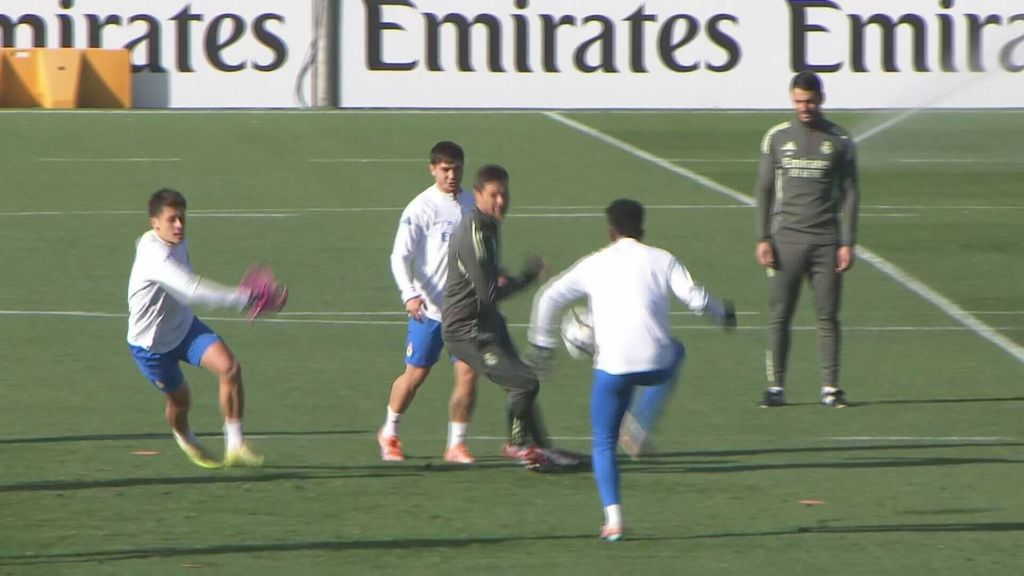 El caño de Vinicius a Xabi Alonso el día de su cumpleaños que provocó las risas de los jugadores del Real Madrid