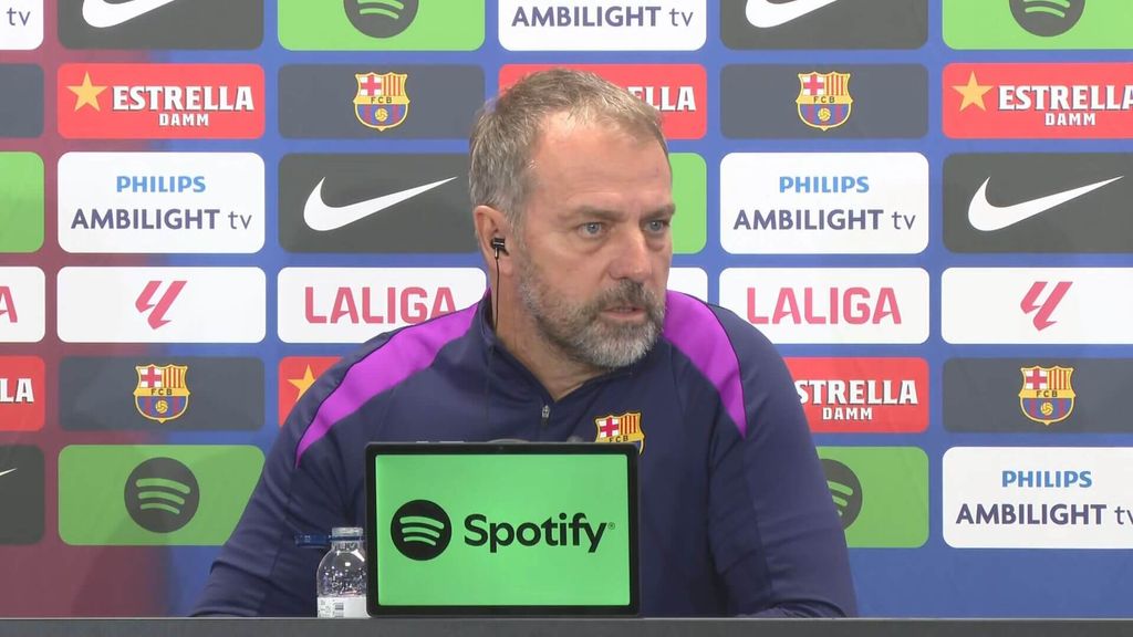 Hansi Flick explica su imagen viral en el banquillo tras el partido contra el Alavés