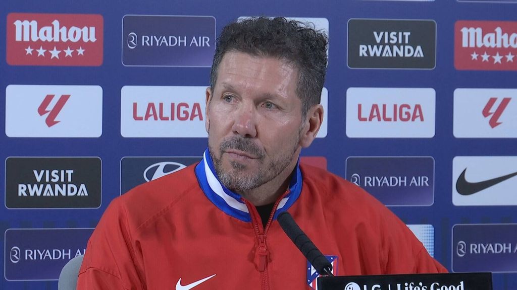 Simeone le echa un capote a Hansi Flick después de su imagen viral en el partido contra el Alavés