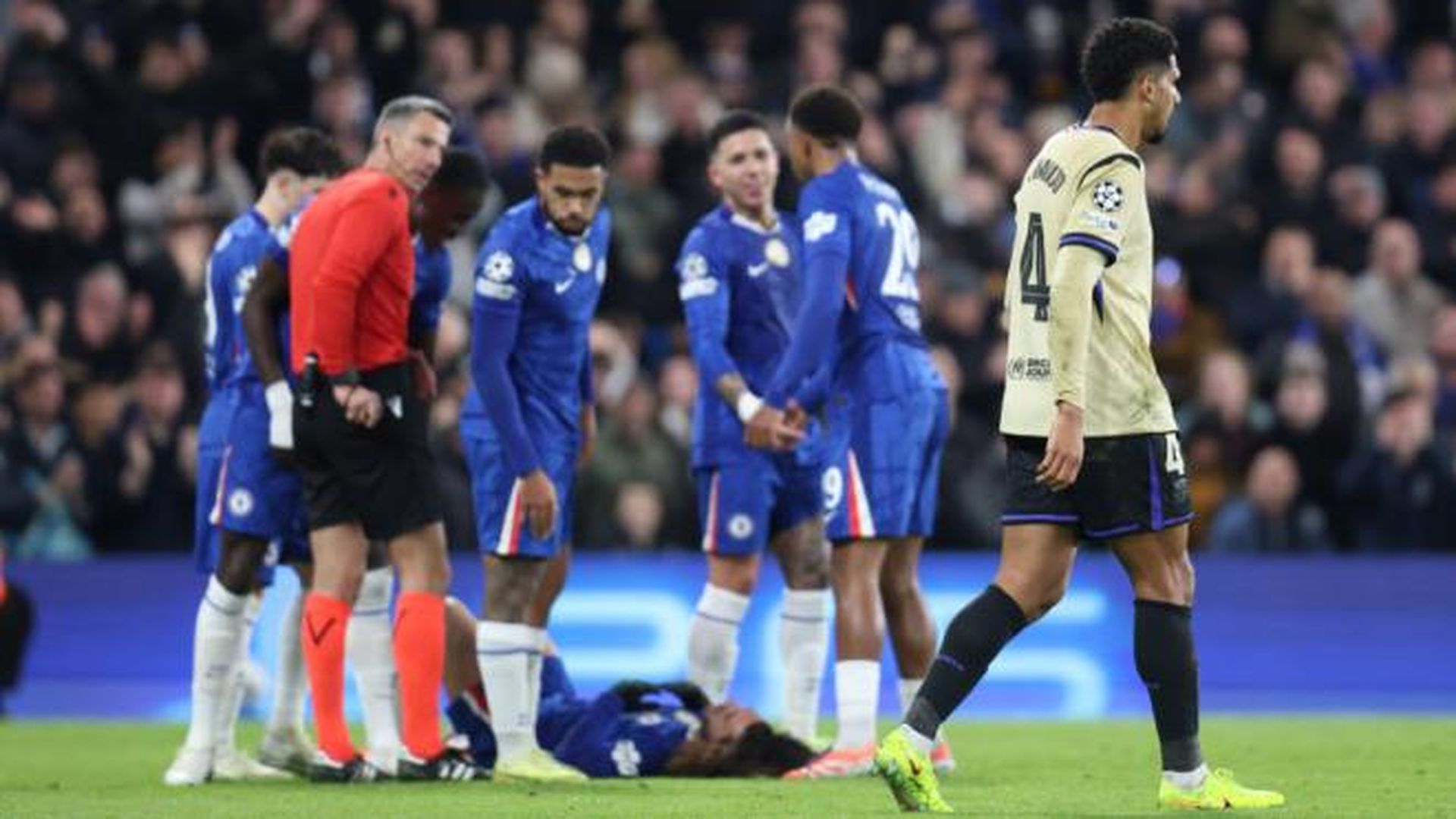 Araújo, expulsado ante el Chelsea