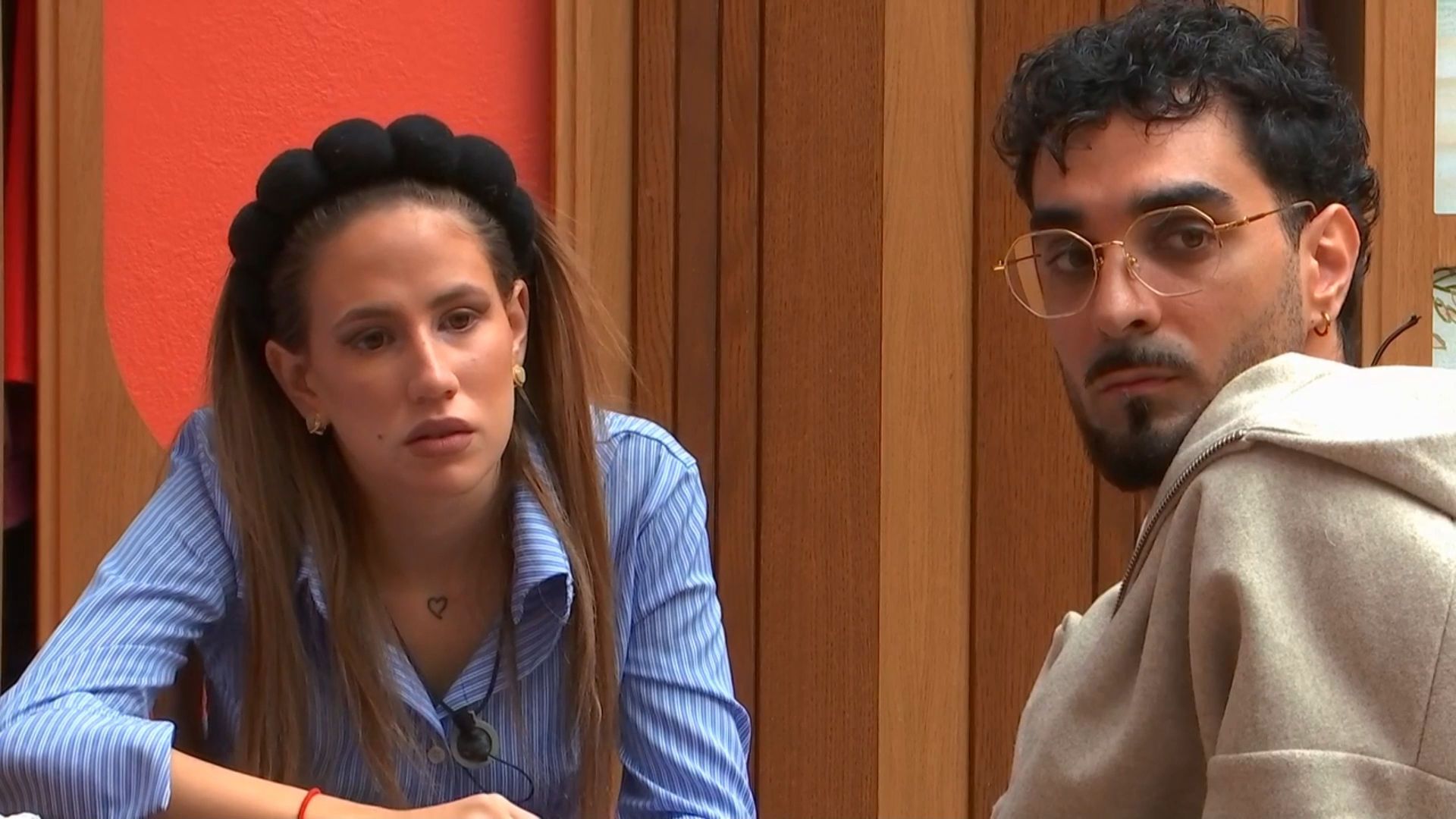 Aroa en confidencias con Quili