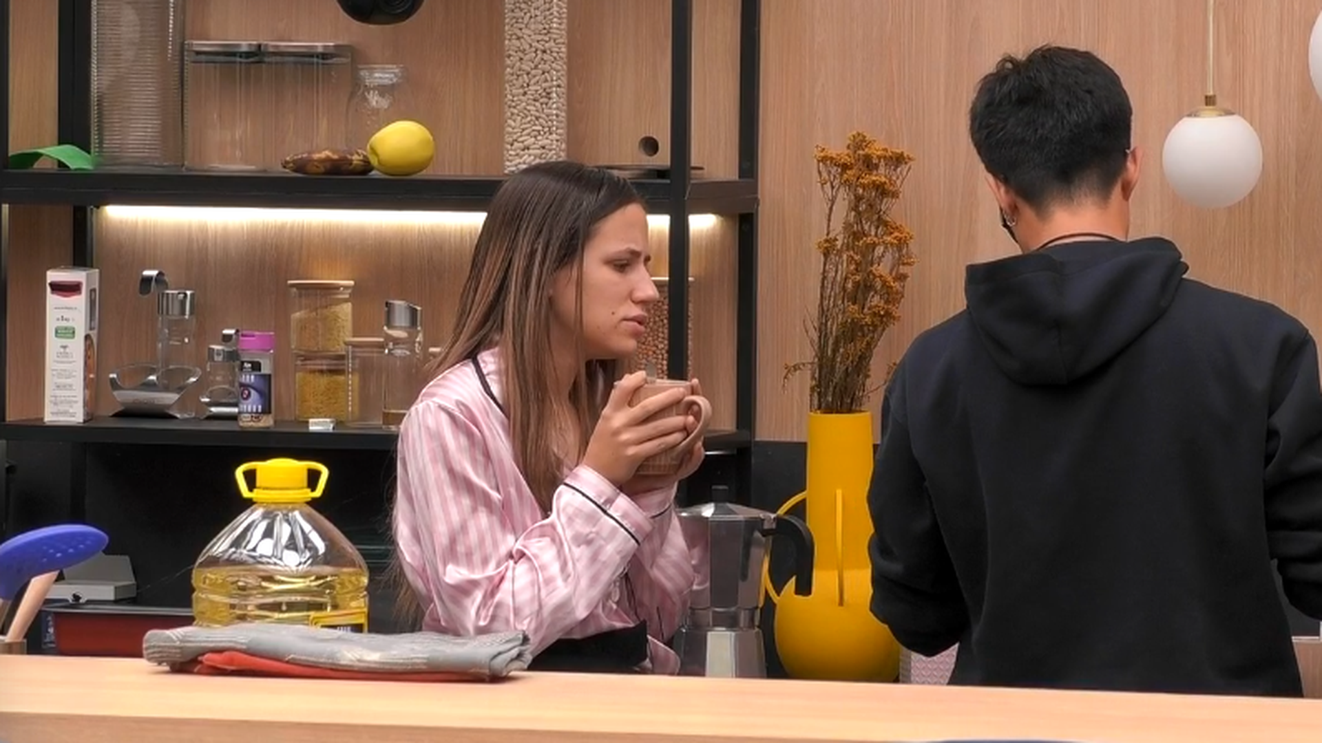 Aroa y Joon en la cocina