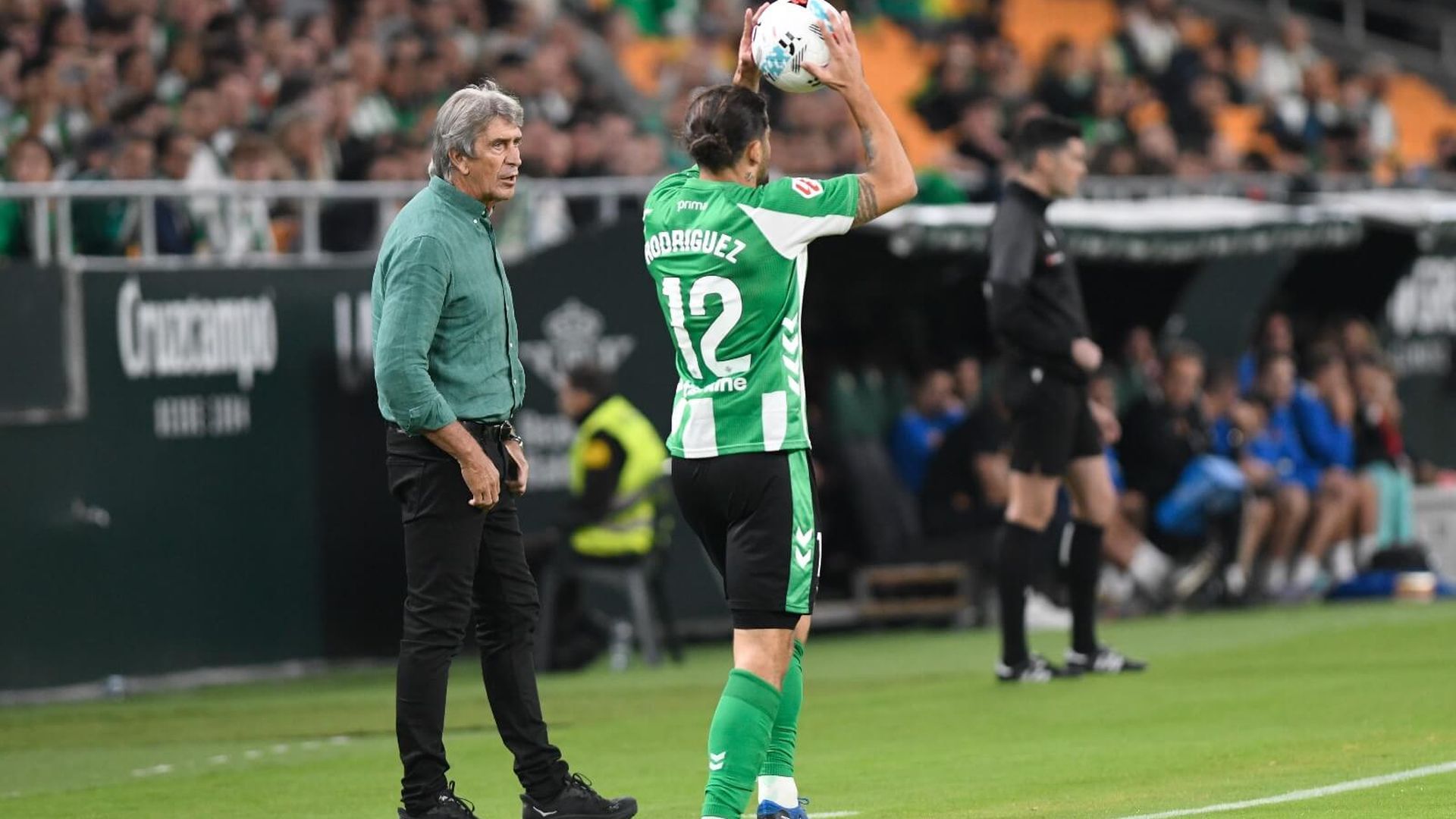 Ricardo Rodríguez saca de banda delante de Pellegrini