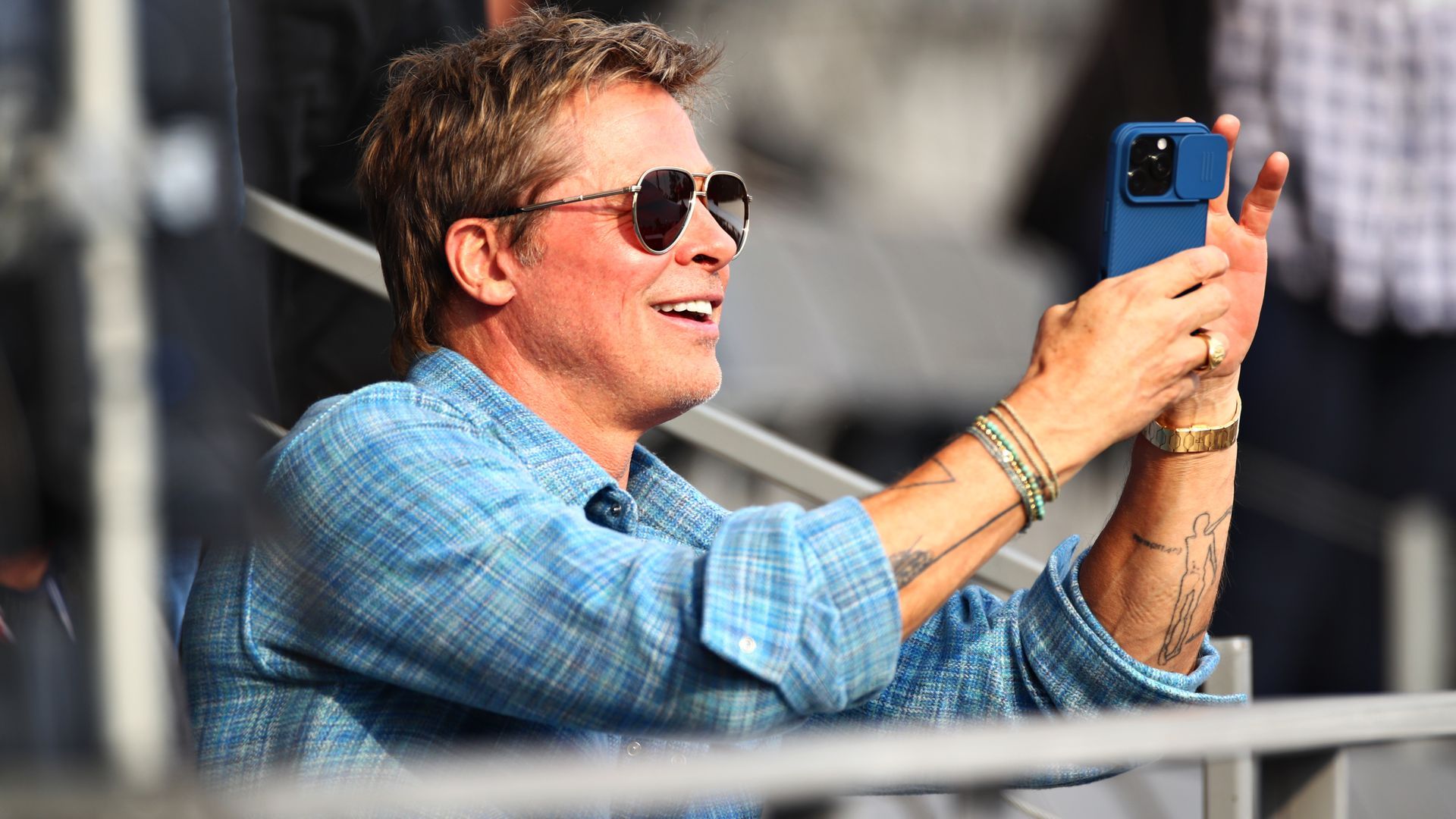 Brad Pitt con un smartphone