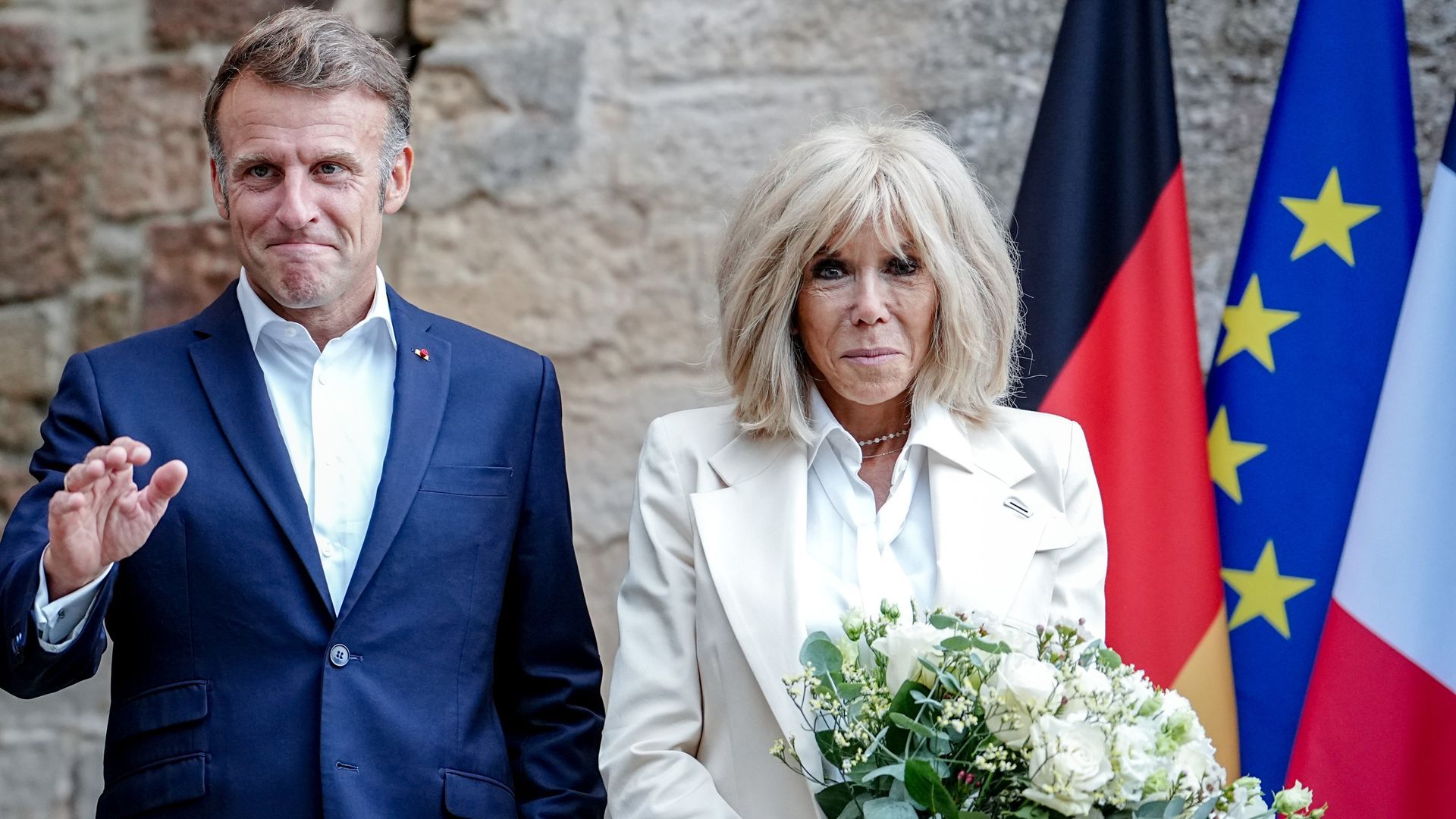 Brigitte Macron, en el centro de la polémica en Francia por sus palabras contra un grupo de feministas: “Las vamos a echar a patadas”