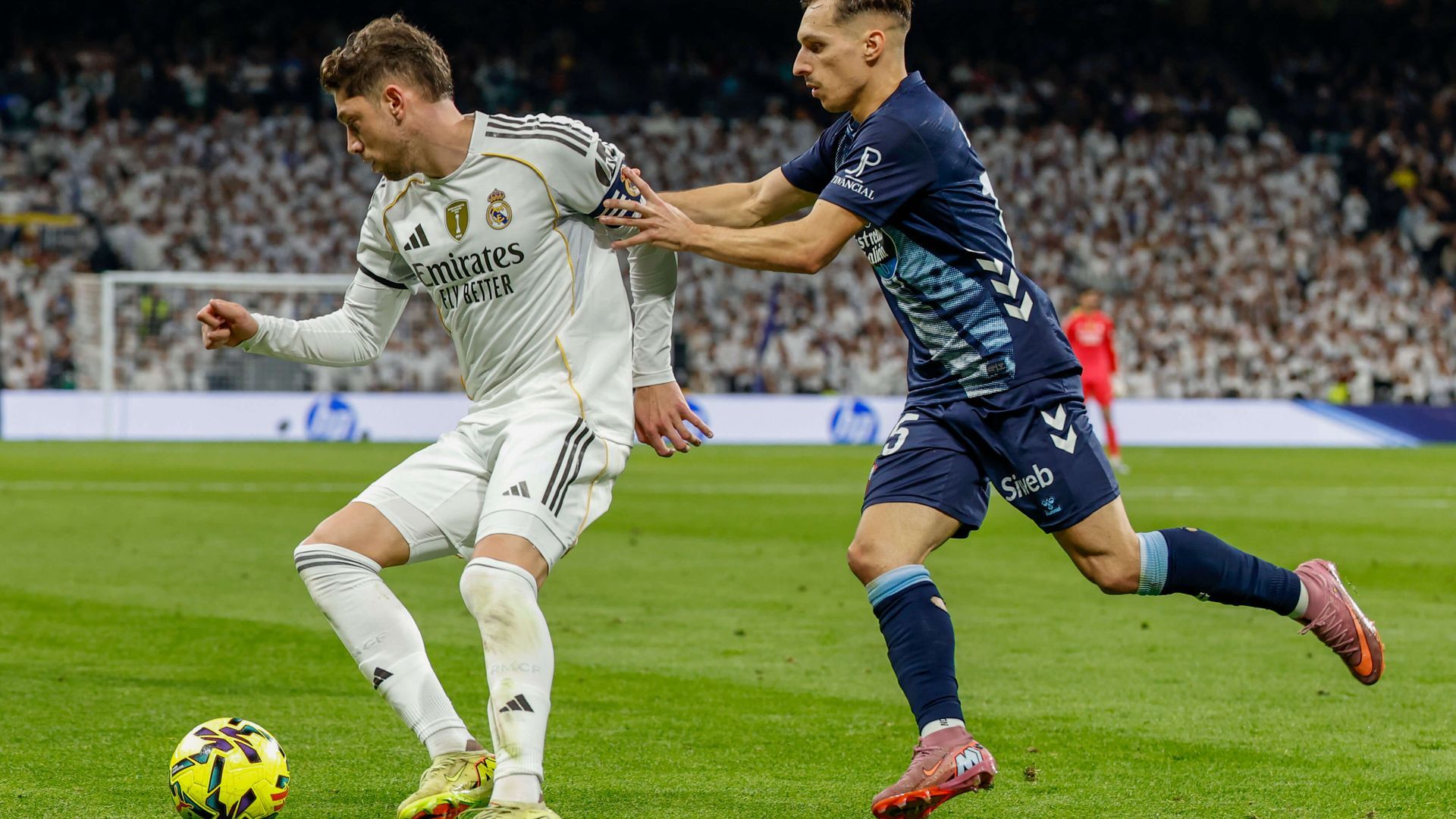 bryan_zaragoza_ante_fede_valverde_en_el_madrid_celta_foto_efe_001.jpg bryan_zaragoza_ante_fede_valverde_en_el_madrid_celta_foto_efe_001.jpg