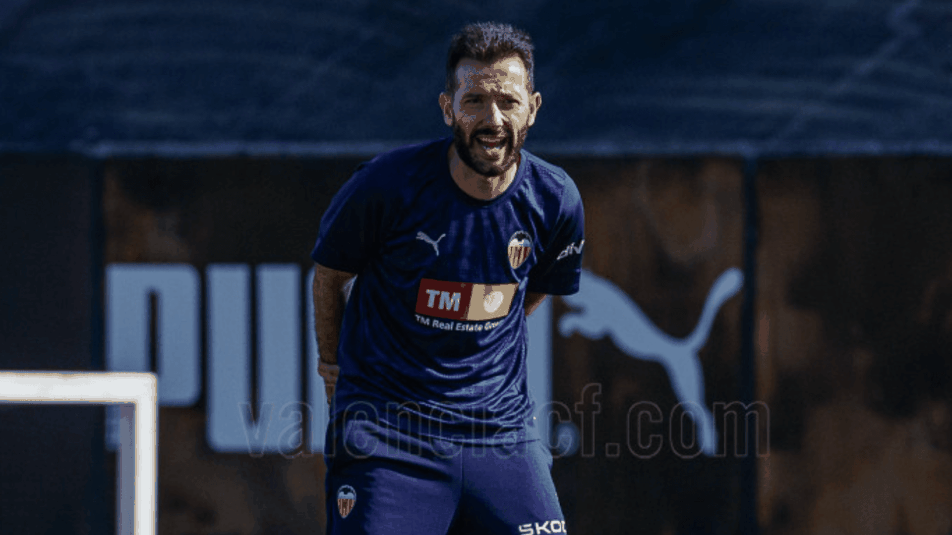 Carlos Corberán grita en un entrenamiento