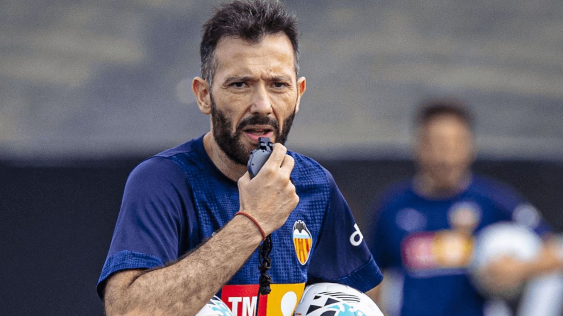 Carlos Corberán silba en un entrenamiento