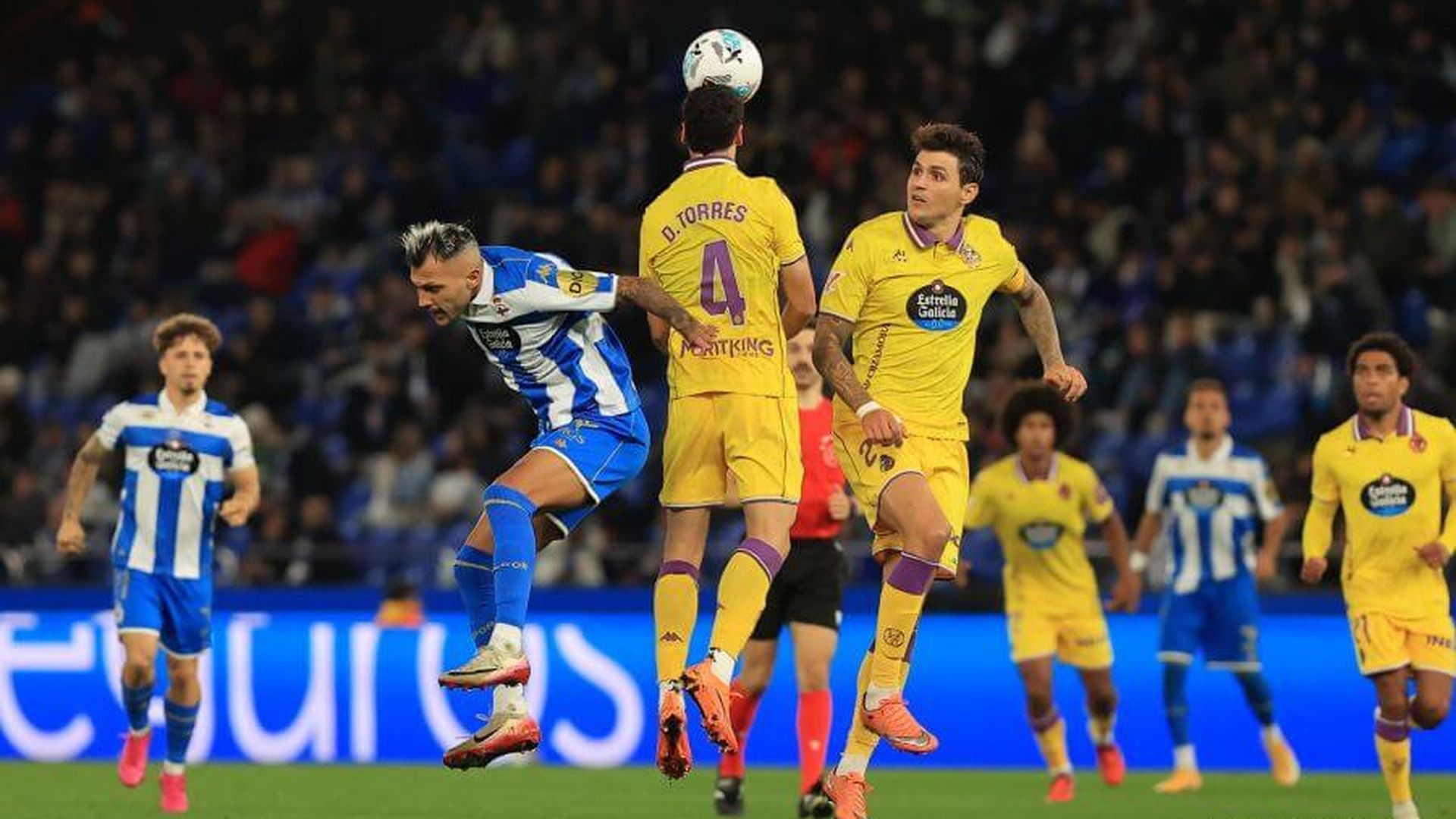 david_torres_despeja_un_balon_ante_el_depor_en_riazor_001.jpeg