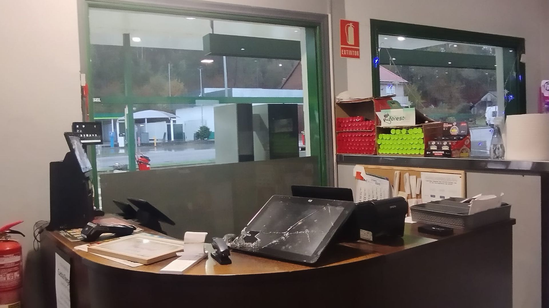 Destrozos provocados por el atraco a mano armada de una gasolinera de Tui