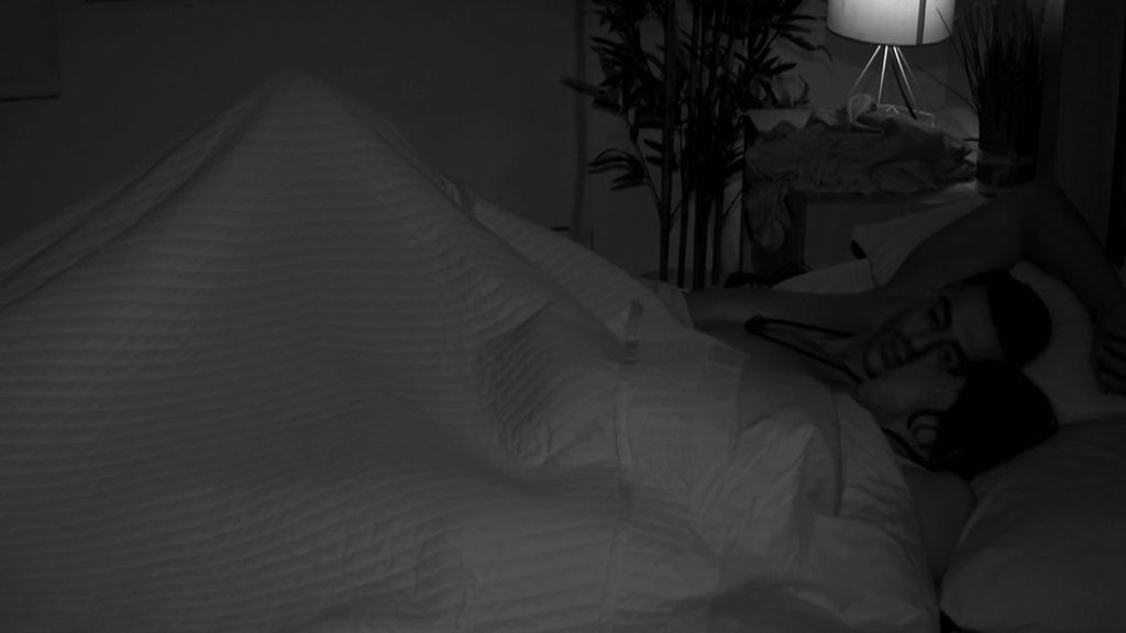 Andrea y Sandra protagonizan su escena más fogosa tras sincerarse en el jardín de 'Villa Playa': "Nos hemos dejado llevar"