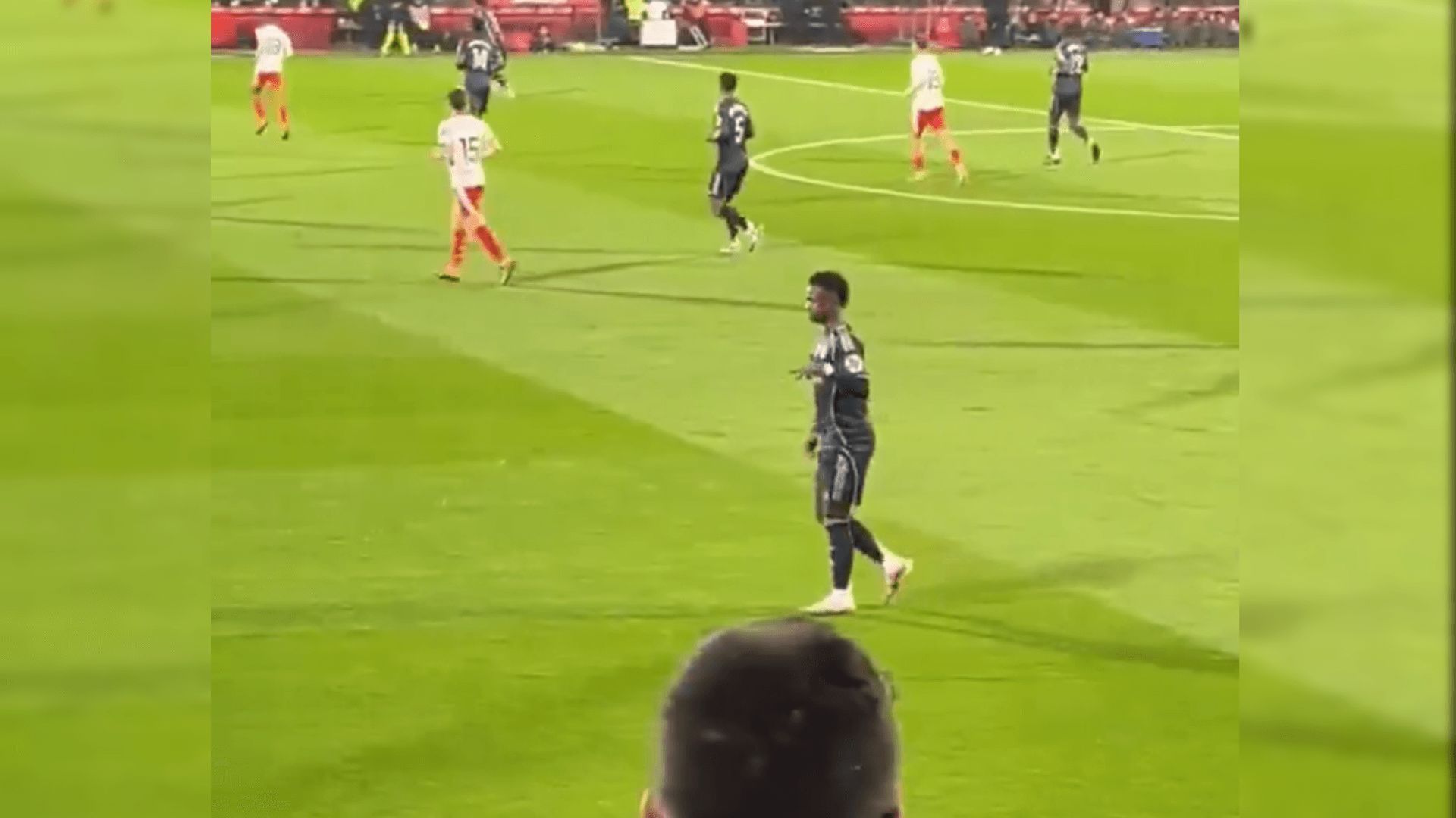 el_gesto_de_vinicius_a_la_aficion_del_girona.png el_gesto_de_vinicius_a_la_aficion_del_girona.png