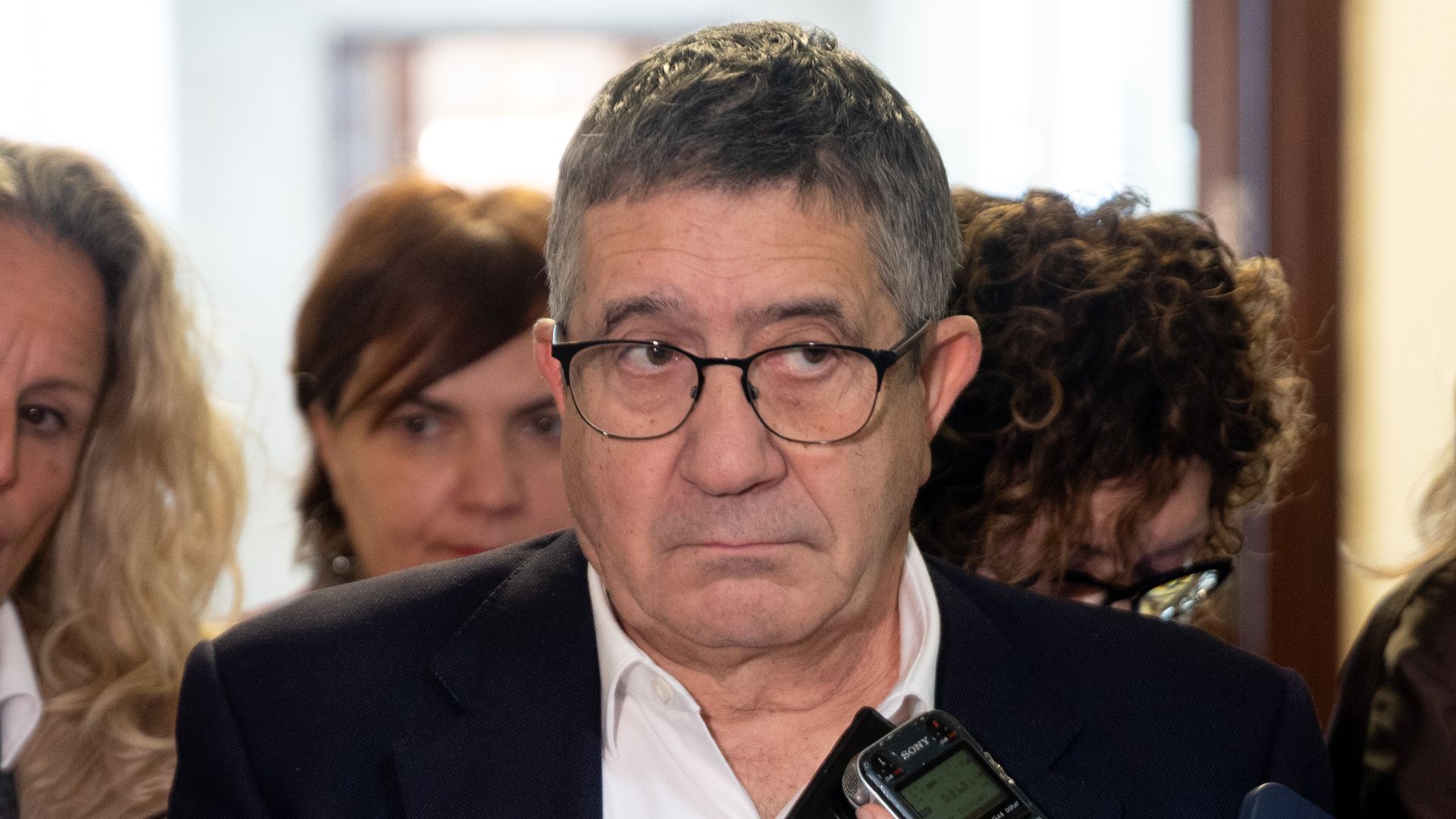 El portavoz del PSOE en el Congreso, Patxi López, atiende a los medios a su salida de la Junta de Portavoces del Congreso