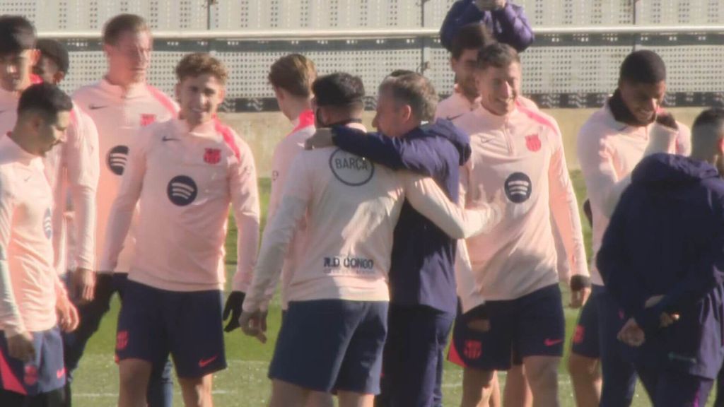 Eric García celebra la renovación entre collejas de sus compañeros y el abrazo de flick