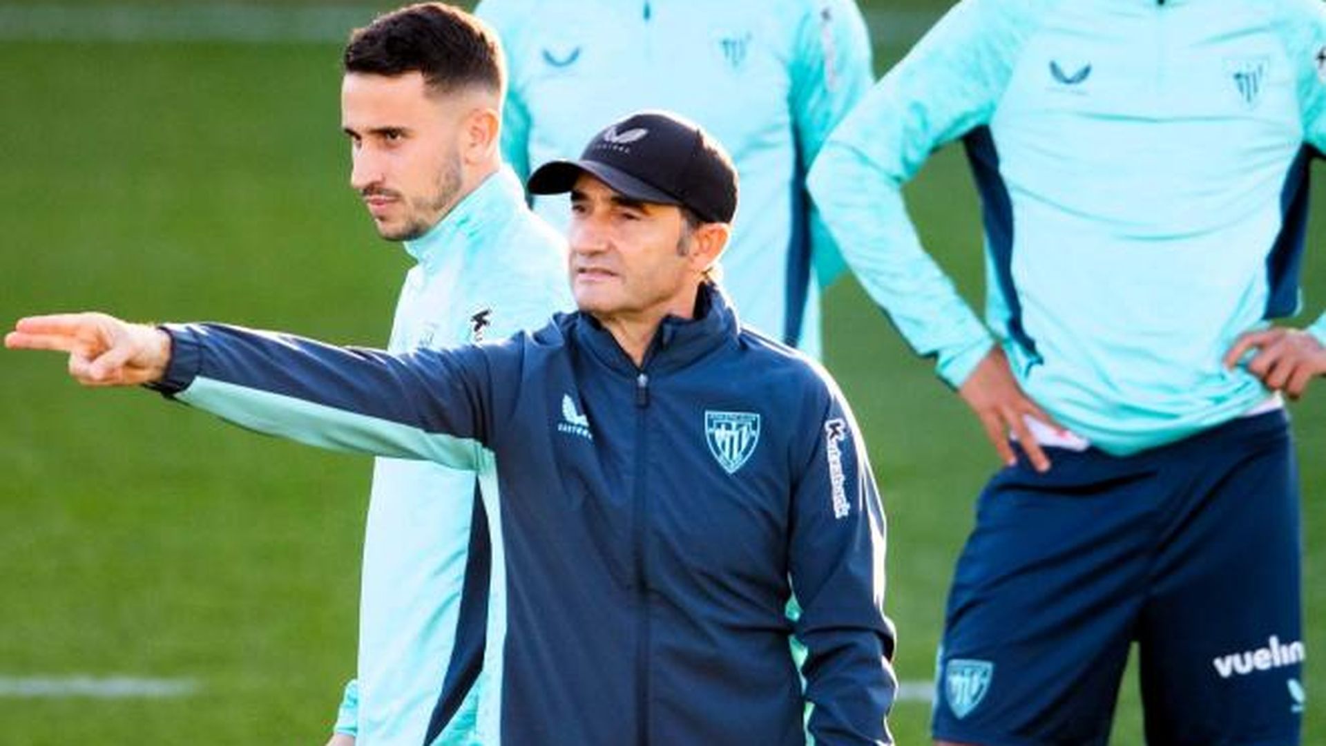 Ernesto Valverde da instrucciones en un entrenamiento a su plantilla en Lezama