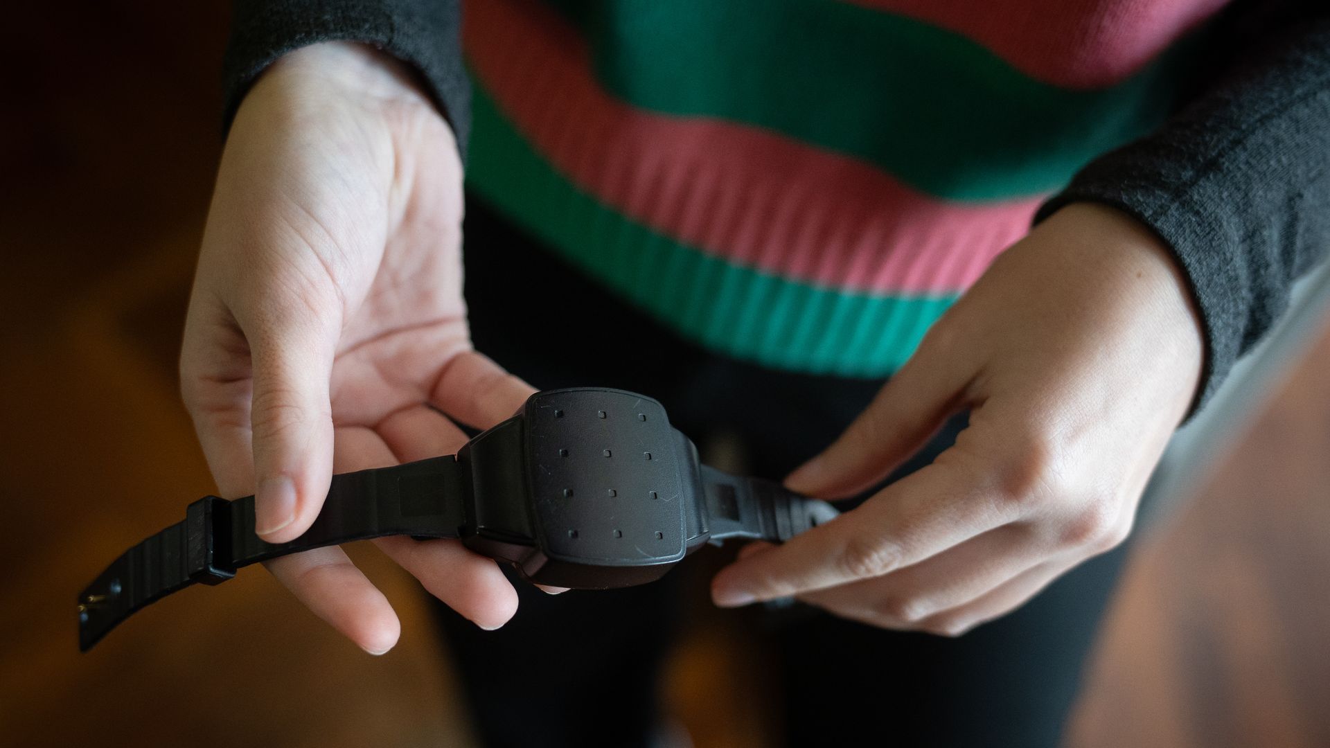 EuropaPress_5694783_persona_muestra_pulsera_electronica_geolocalizacion_telematica_presentacion