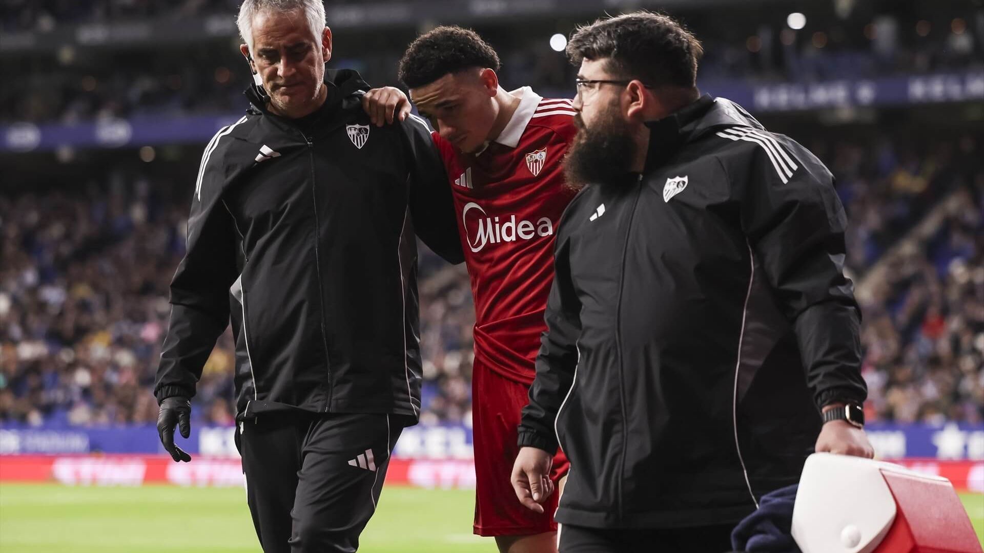 europapress_7123826_ruben_vargas_of_sevilla_fc_leaves_the_pitch_after_sustaining_an_in.jpg