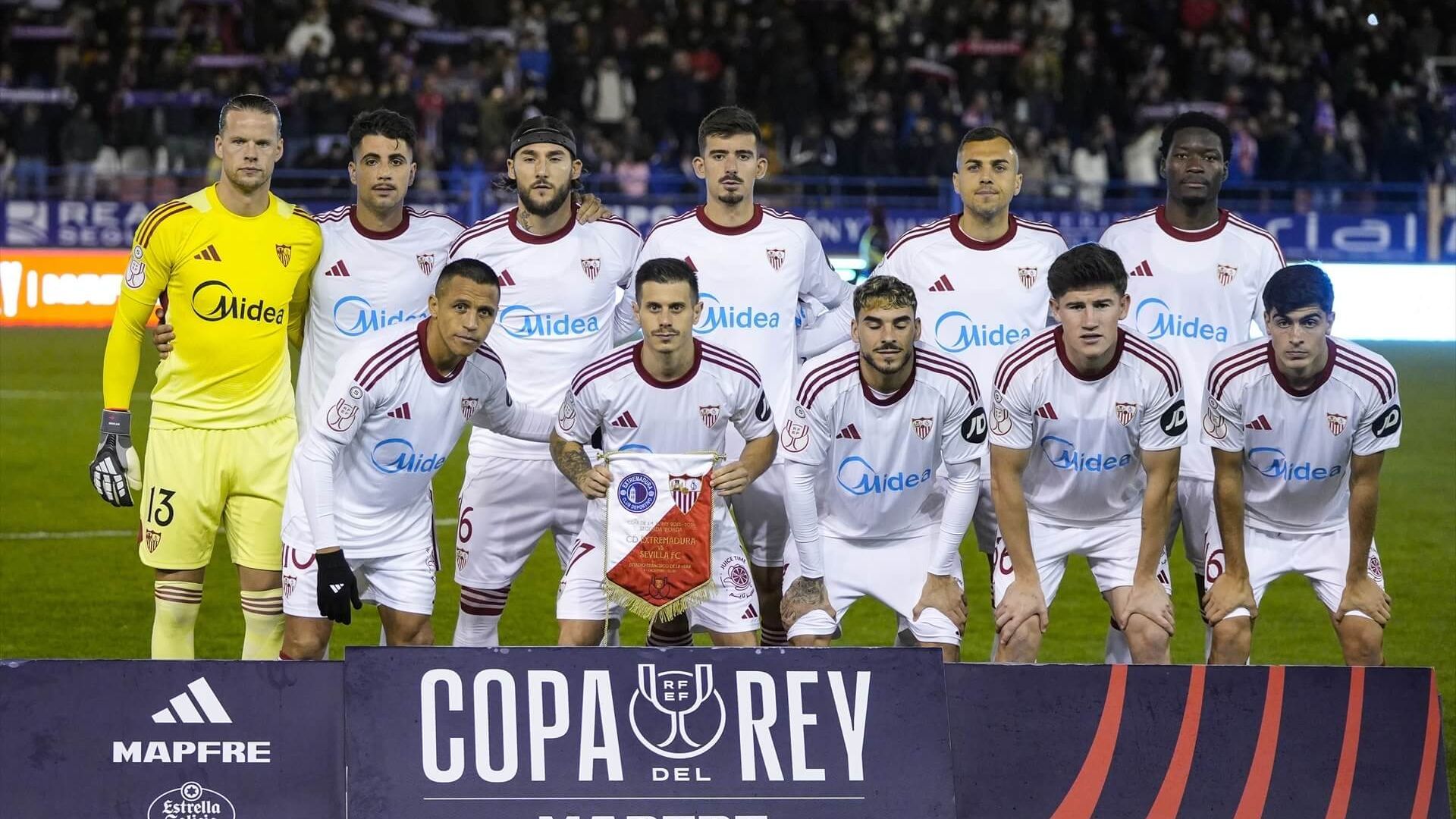 europapress_7149031_players_of_sevilla_fc_pose_for_photo_during_the_copa_rey_second_ro.jpg europapress_7149031_players_of_sevilla_fc_pose_for_photo_during_the_copa_rey_second_ro.jpg