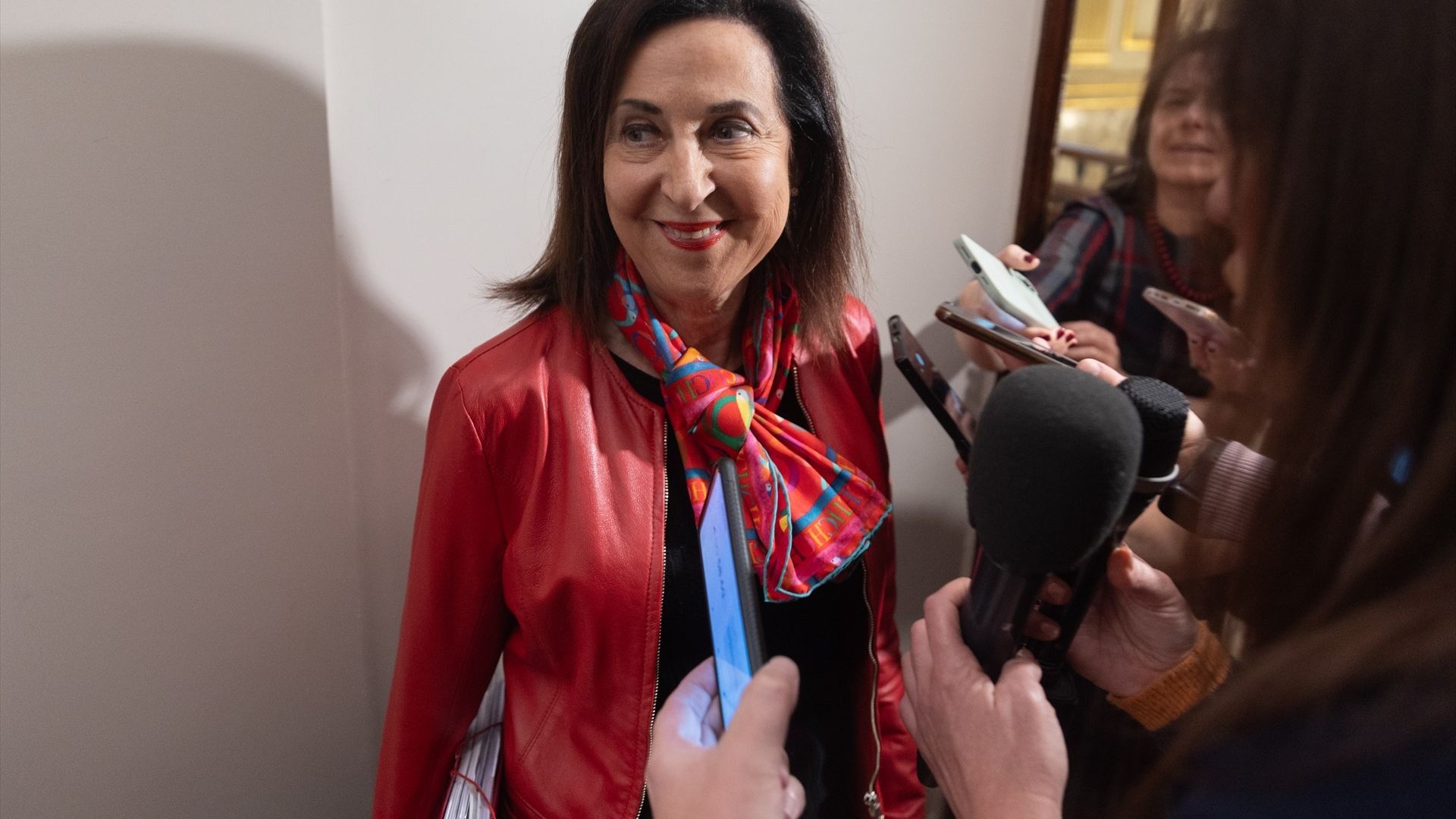 EuropaPress_7158245_ministra_defensa_margarita_robles_atiende_medios_comunicacion_llegada