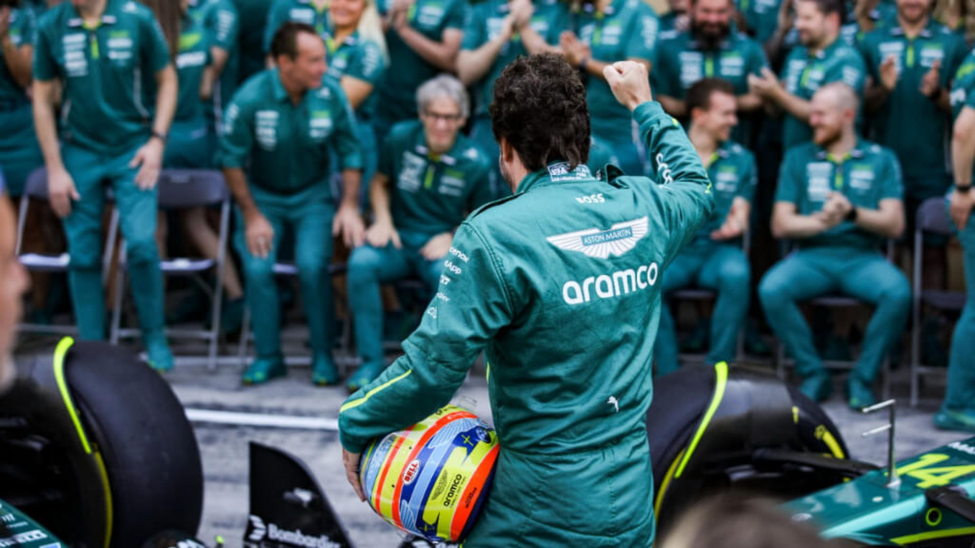 Fernando Alonso celebra el final de temporada con Aston Martin