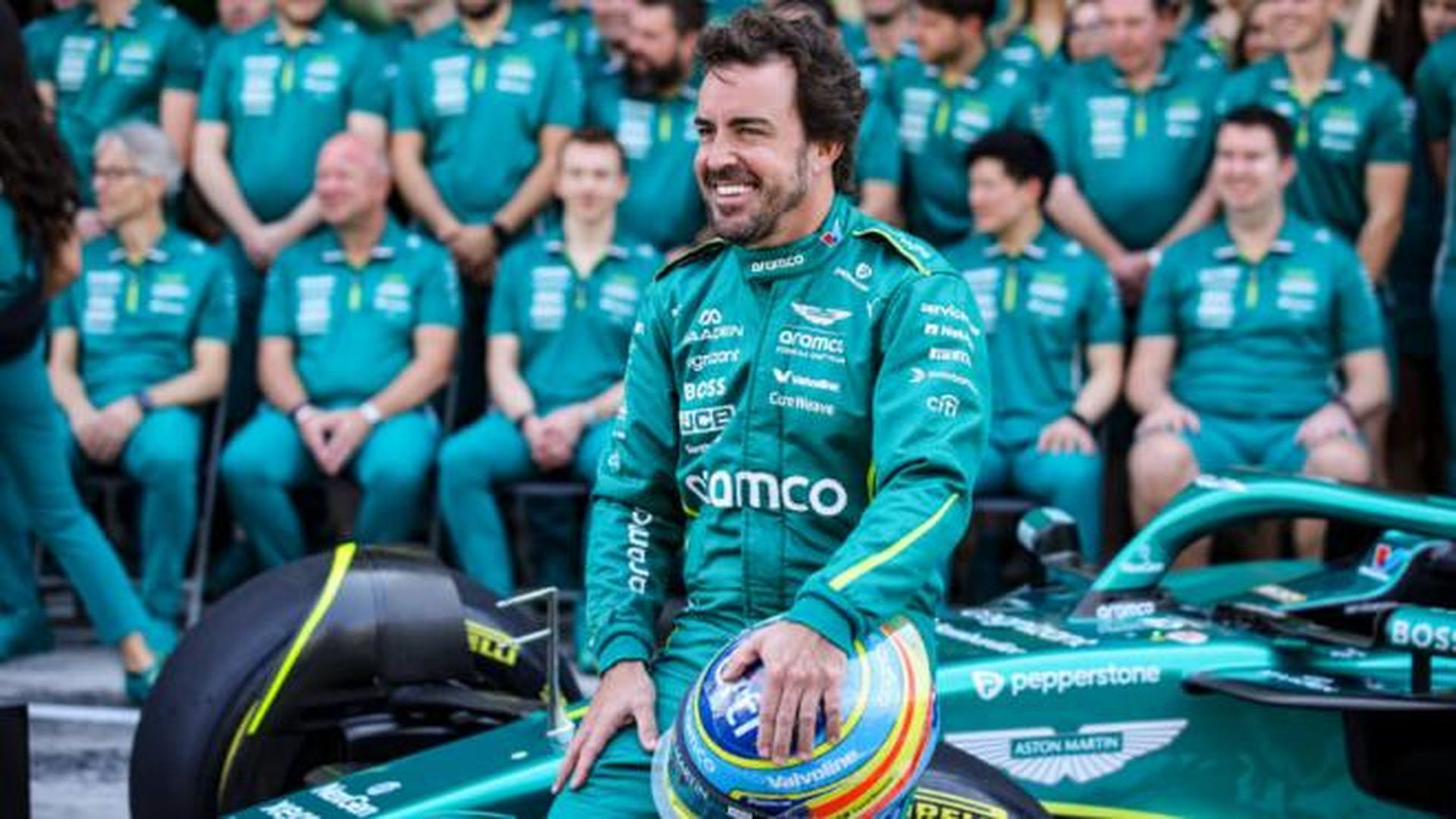 Fernando Alonso despide la temporada junto a su equipo Fernando Alonso despide la temporada junto a su equipo