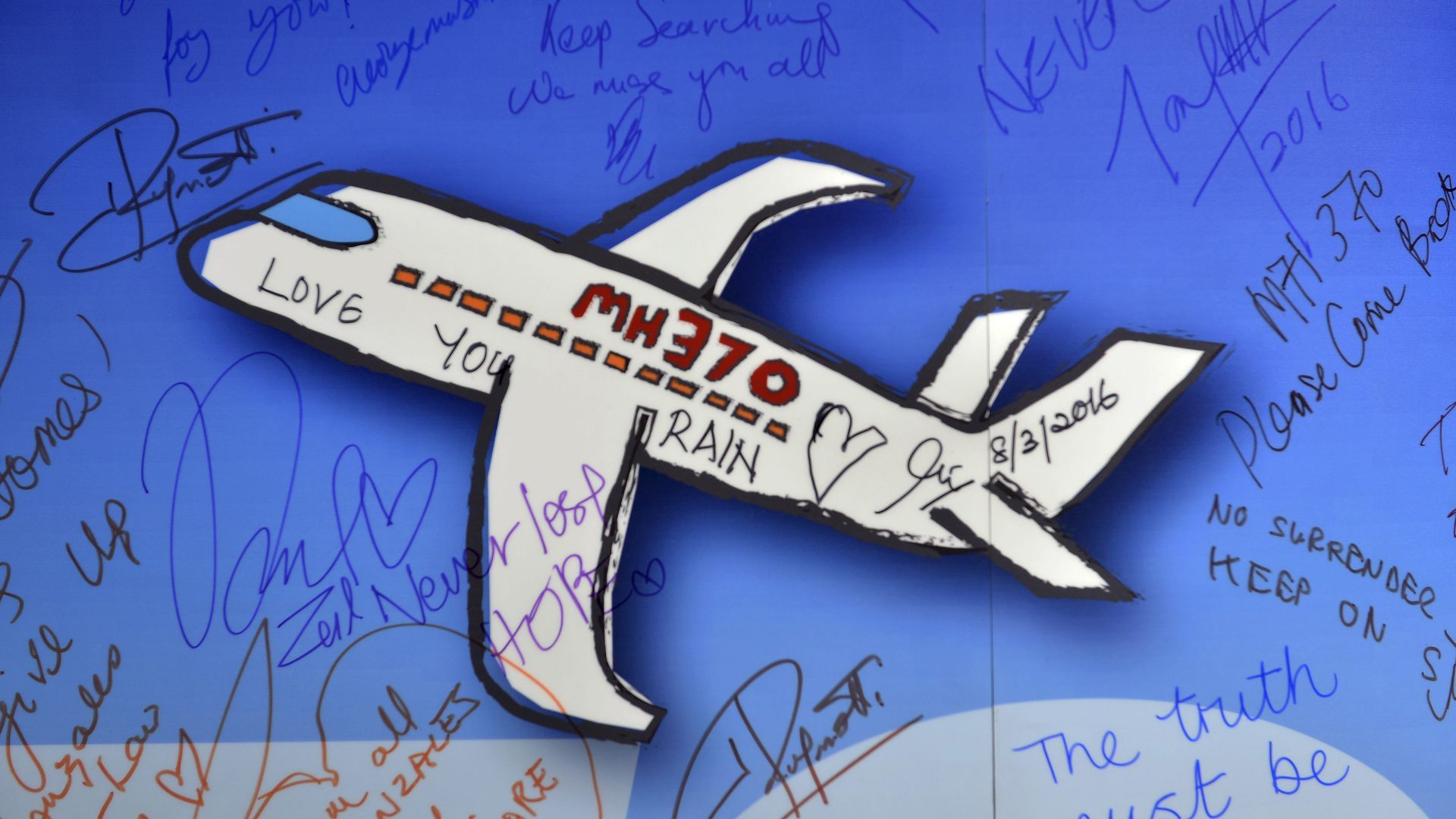 Firmas en recuerdo de los pasajeros del vuelo MH370 de Malaysia Airlines