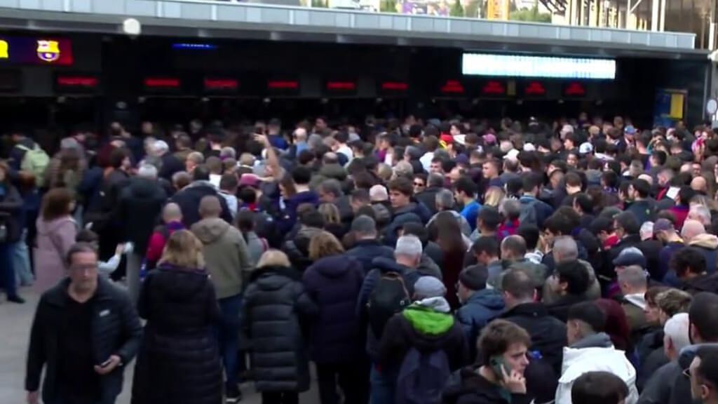 Centenares de aficionados del Barça entraron tarde al Camp Nou por un fallo electrónico: "Nos ha desaparecido la entrada"