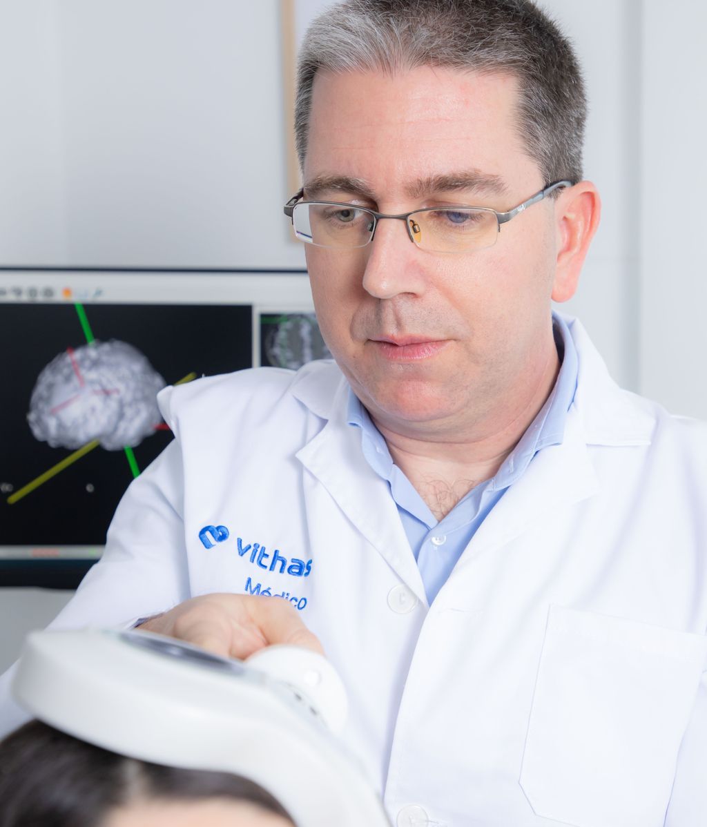 Francisco Mira Berenguer mientras realiza una de las técnicas de estimulación cerebral no invasiva