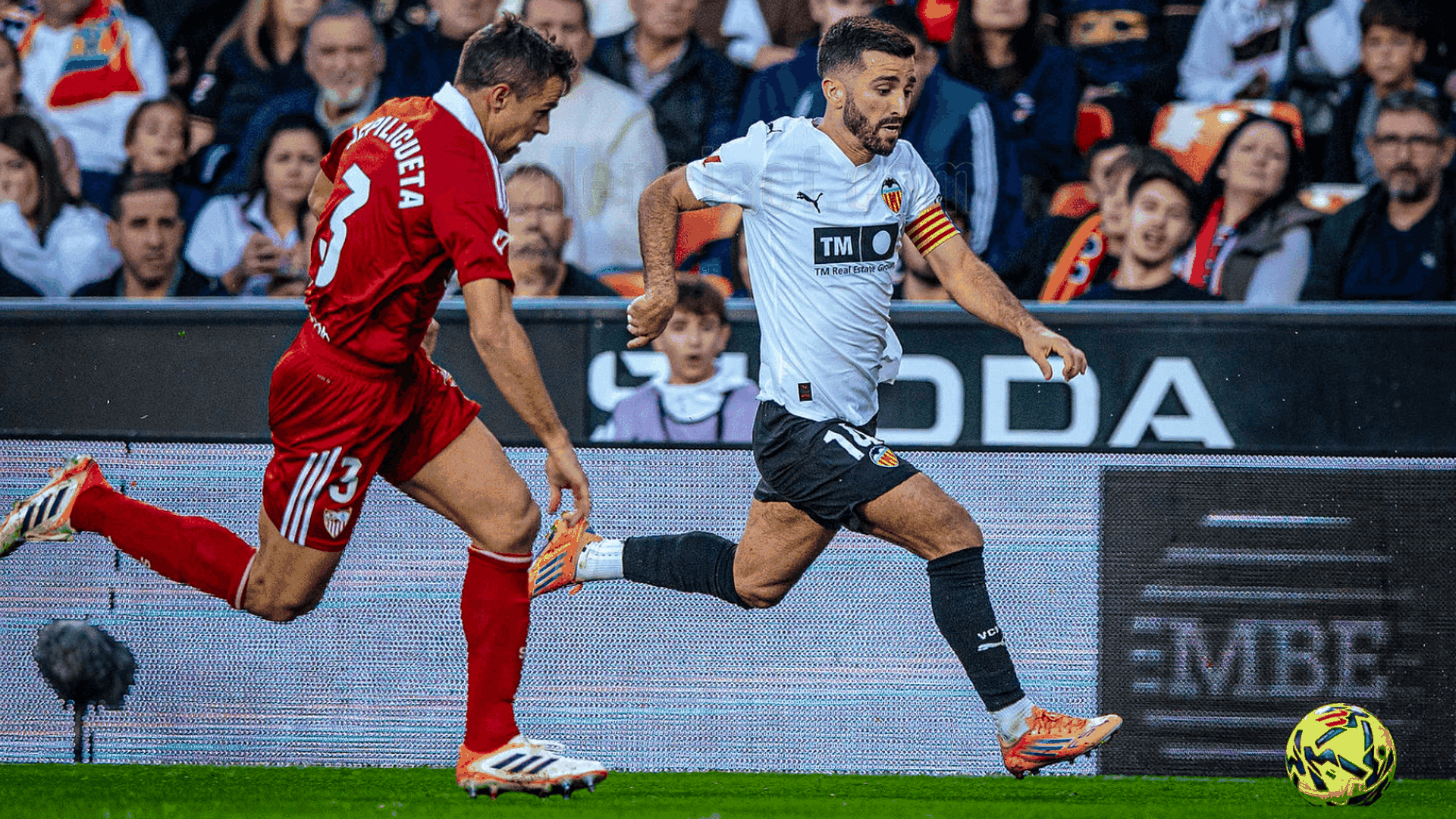 Gayà ante el Sevilla