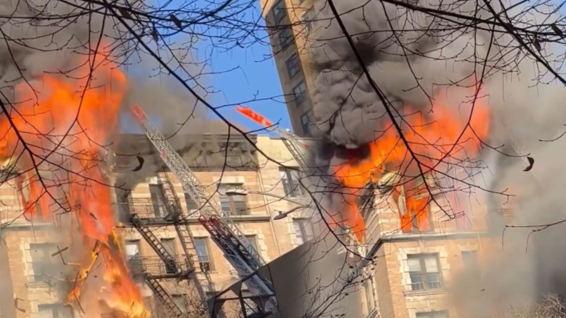 Grave incendio en un edificio del centro de Nueva York: preocupa la lluvia de escombros y la nube de humo