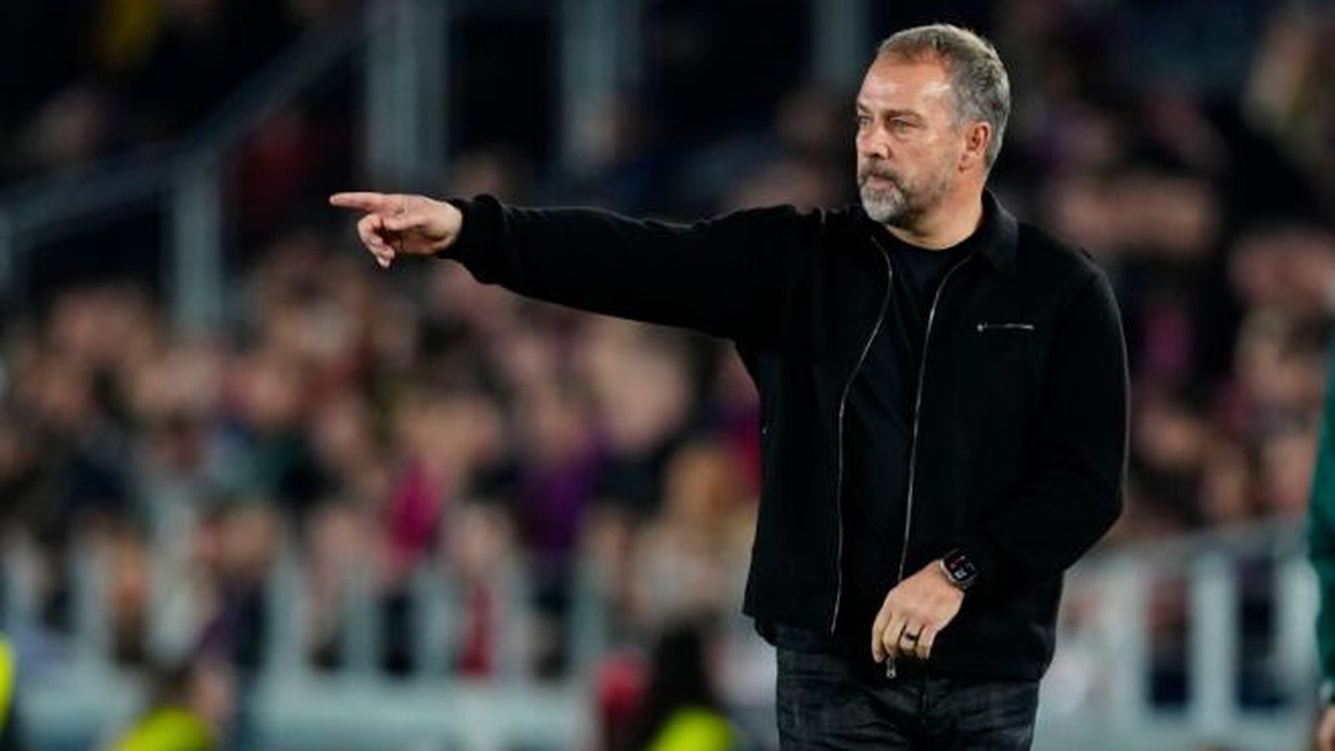 Hansi Flick da indicaciones ante el Eintracht