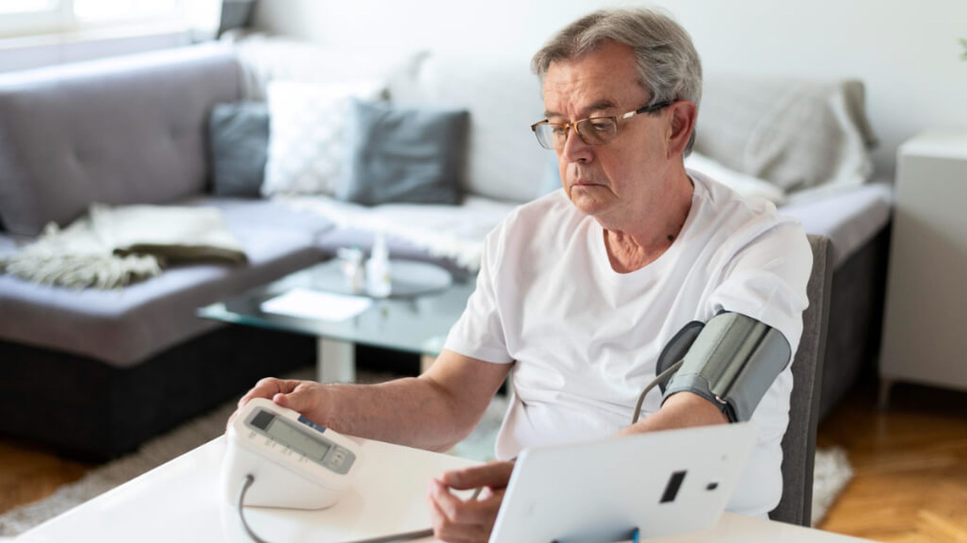 hombre_midiendo_tensionjpg.jpg hombre_midiendo_tensionjpg.jpg