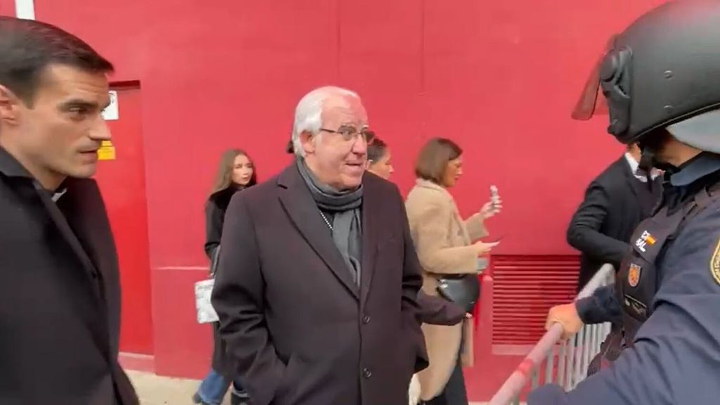 El Arzobispo de Sevilla, José Ángel Saiz Meneses, retenido antes de entrar al derbi