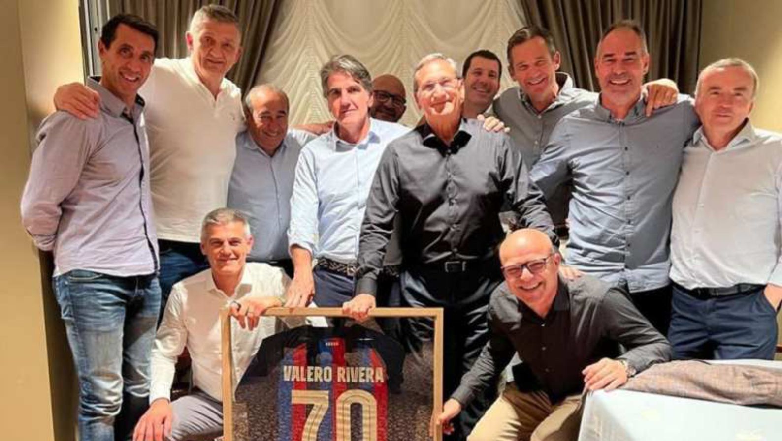 Iñaki Urdangarin junto a Enric Masip y el resto de su círculo de amigos en el 70 cumpleaños de Valero Rivera, en 2024