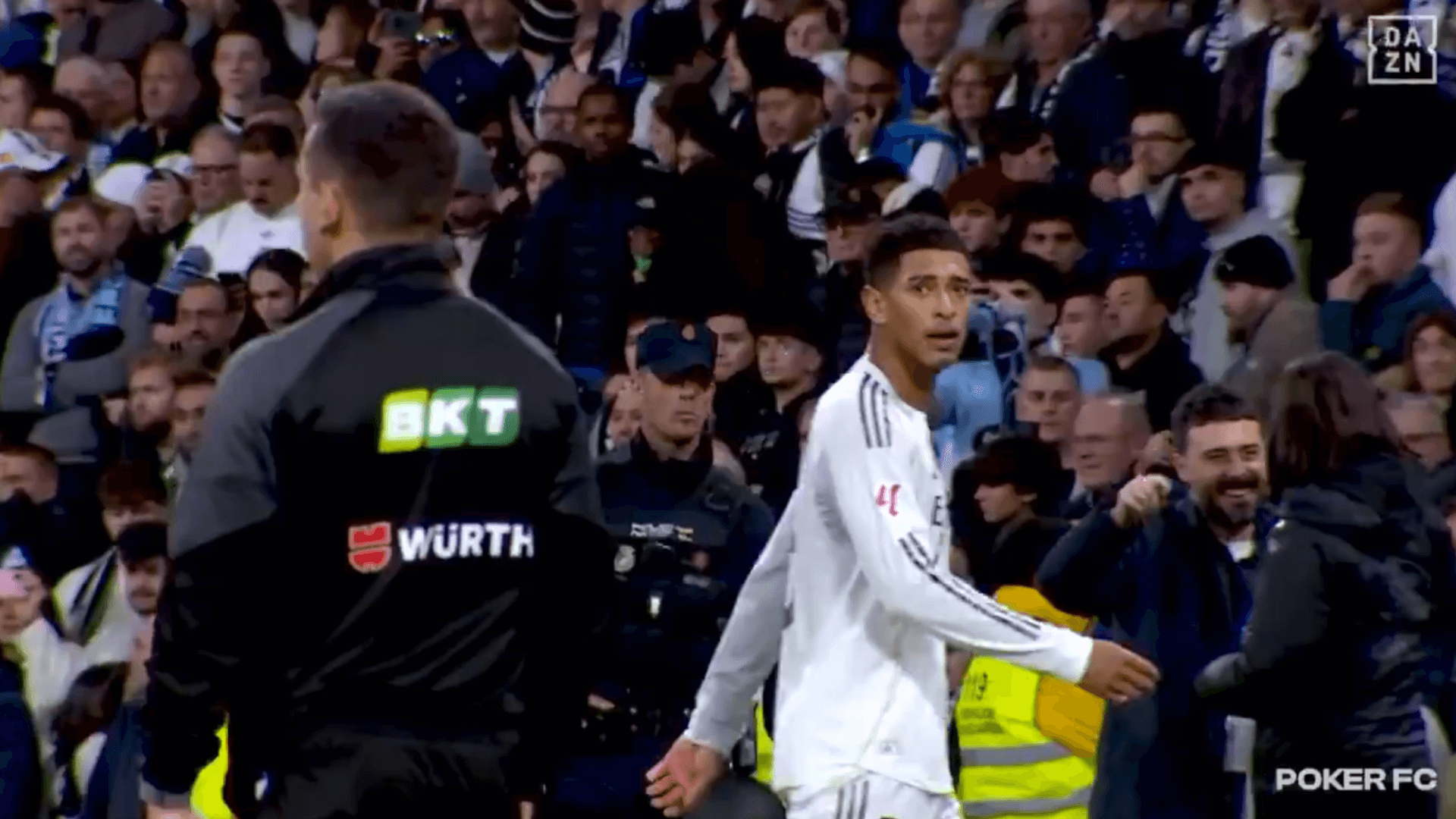 jude_bellingham_se_dirige_al_cuarto_arbitro_en_el_real_madrid_celta jude_bellingham_se_dirige_al_cuarto_arbitro_en_el_real_madrid_celta