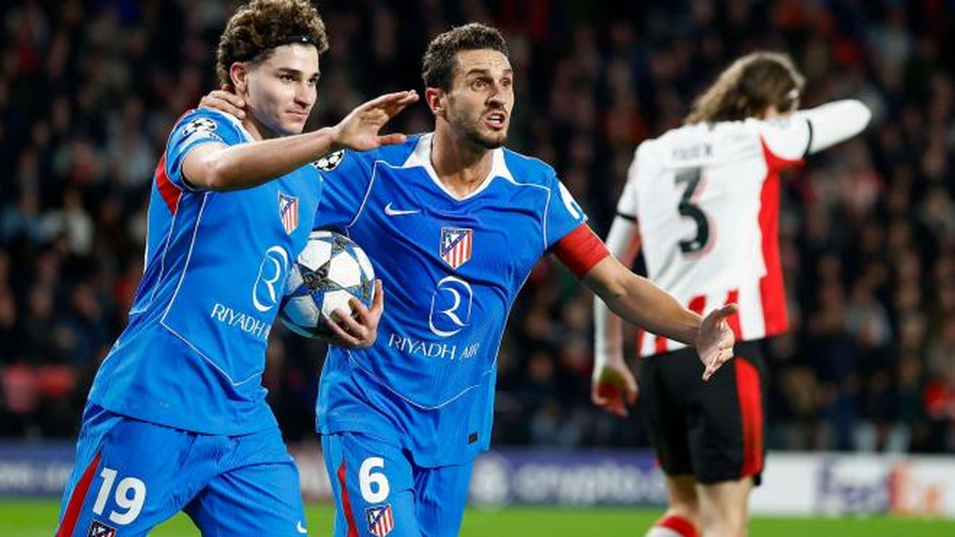 Julián Álvarez y Koke celebran un gol al PSV Julián Álvarez y Koke celebran un gol al PSV