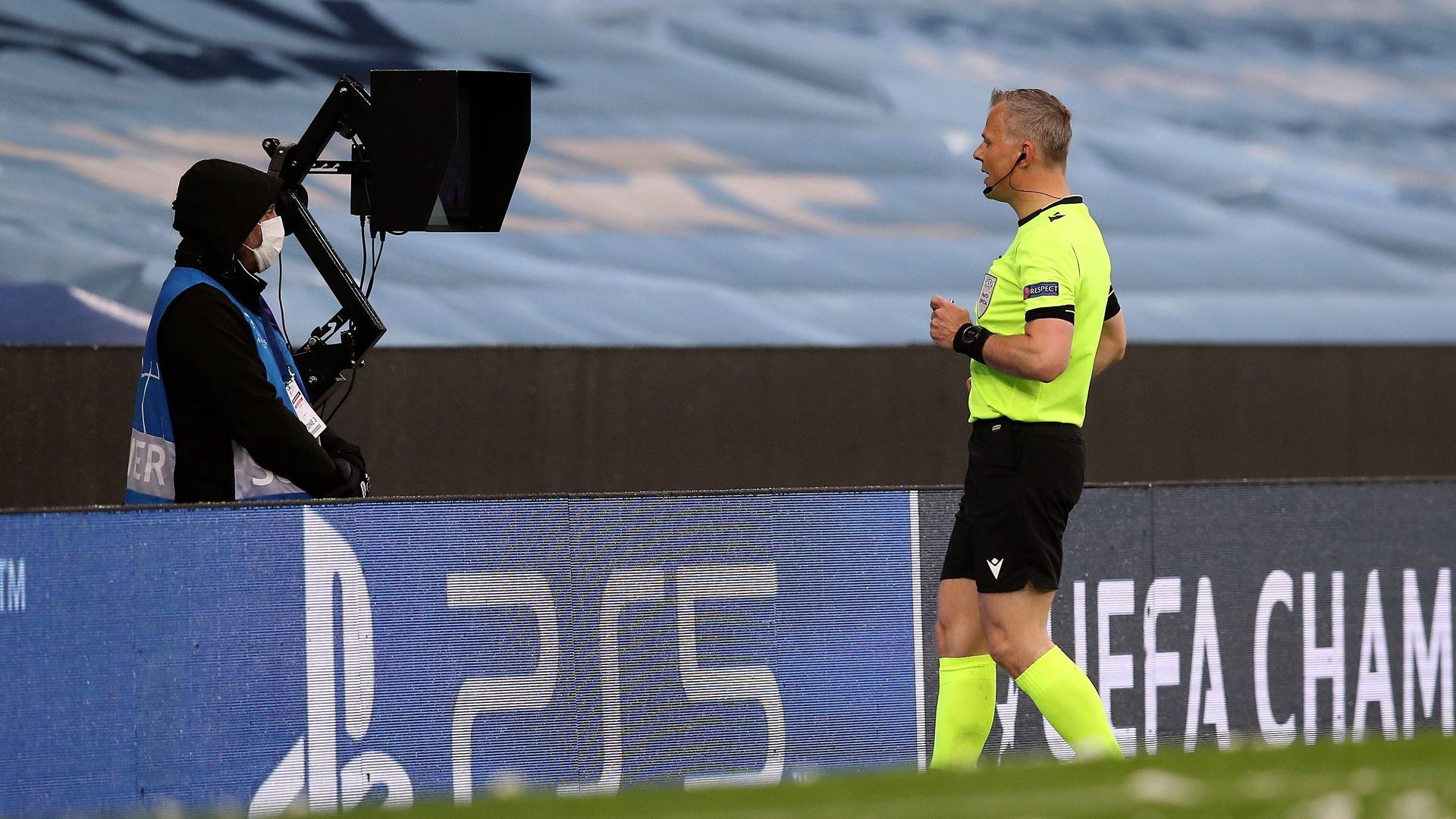 kuipers_revisa_una_accion_en_el_var_en_el_etihad_stadium_foto_cordon_press__001.jpg kuipers_revisa_una_accion_en_el_var_en_el_etihad_stadium_foto_cordon_press__001.jpg