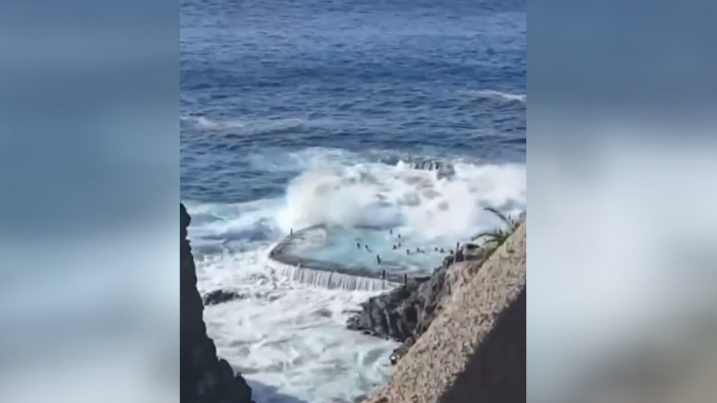 Las imágenes minutos antes de la tragedia por el golpe de mar en Tenerife: el fuerte oleaje ya golpeaba la piscina natural