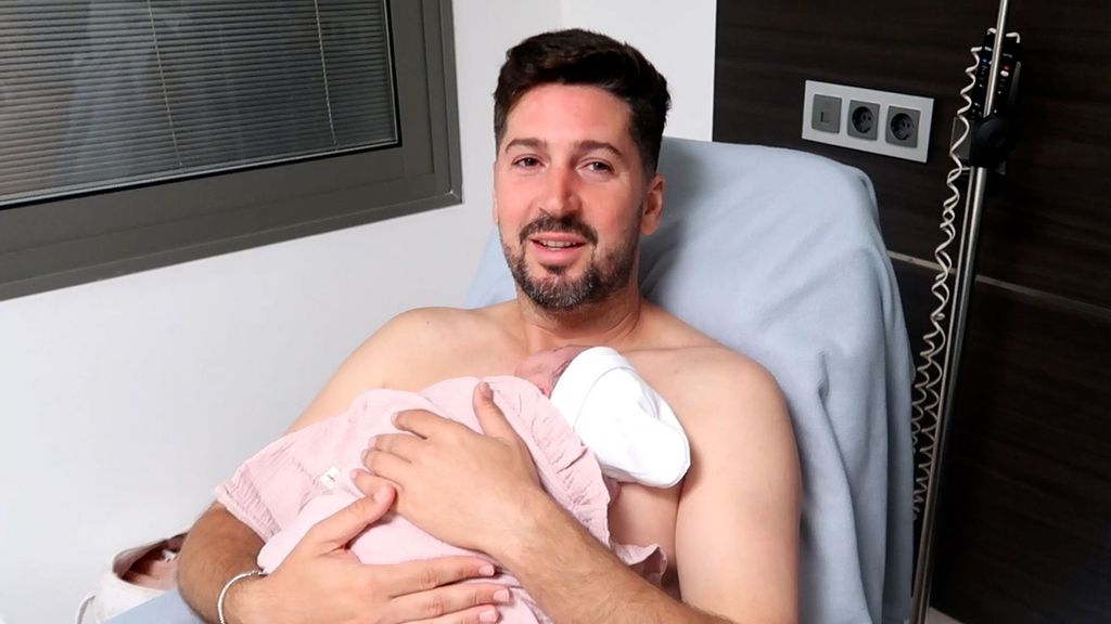 Lester Duque hace el piel con piel con su hija, Cala