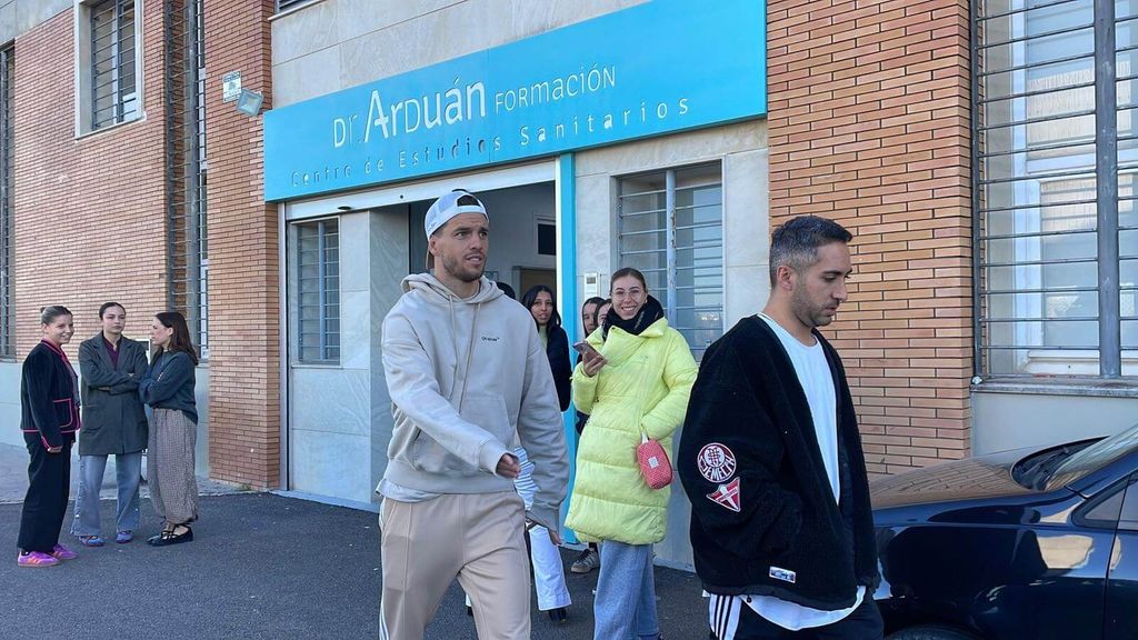 Lo Celso sale de la clínica y mira al derbi