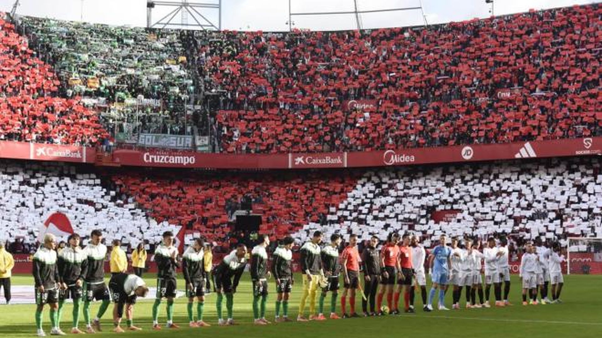 Los jugadores de ambos equipos en el Sevilla-Betis