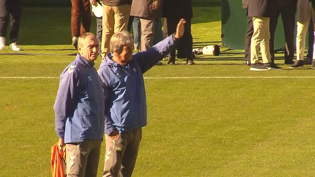 El cariño de la afición del Betis a Manuel Pellegrini en el entrenamiento