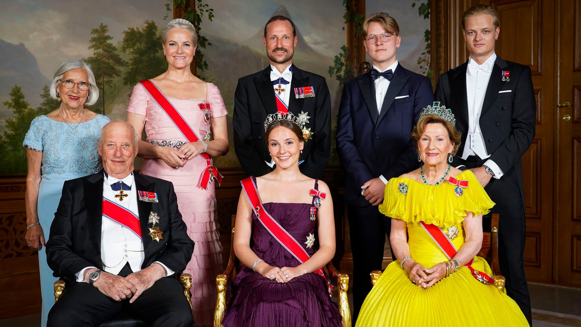 Marius Borg junto a la familia real noruega en el posado por el 18 cumpleaños de la princesa Ingrid