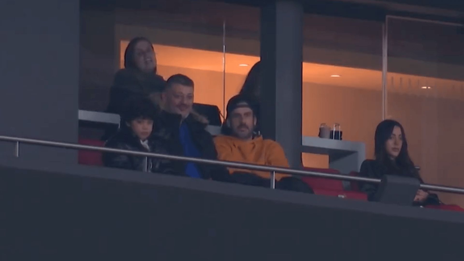 melendi_en_el_metropolitano_durante_el_atletico_oviedo.png melendi_en_el_metropolitano_durante_el_atletico_oviedo.png